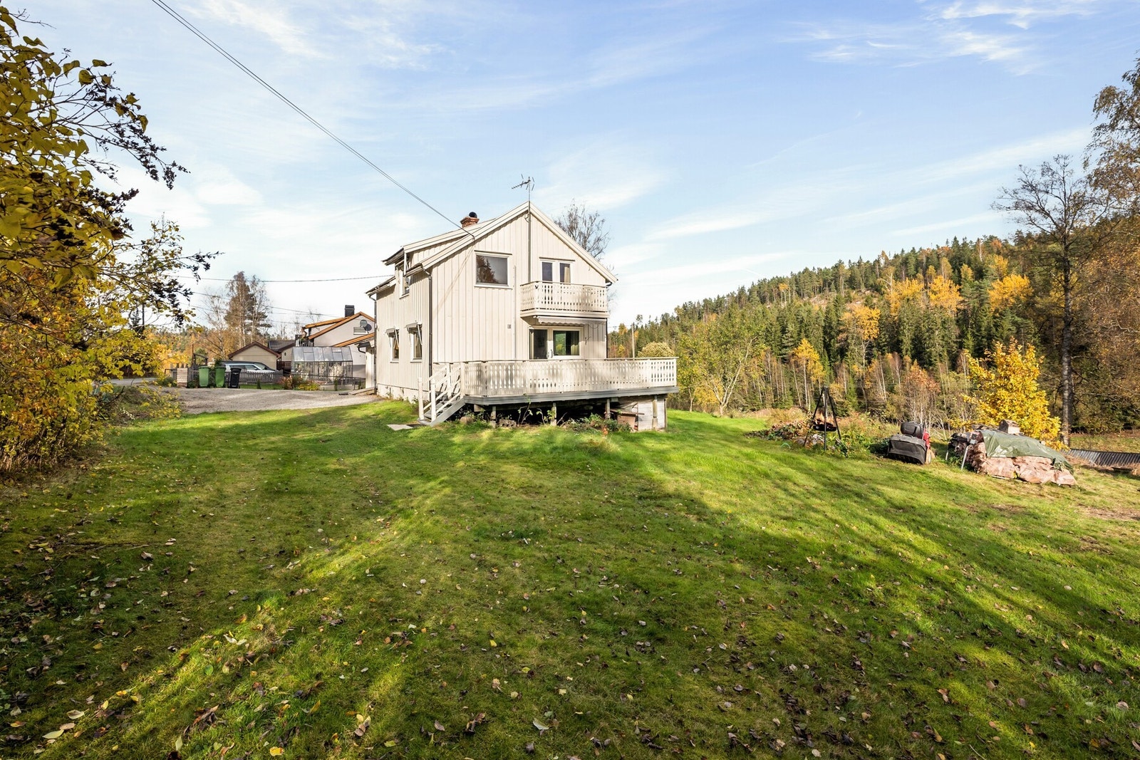 Romslig enebolig med tilliggende garasje, og en flott tomt på 1910 m2 Galleribilde