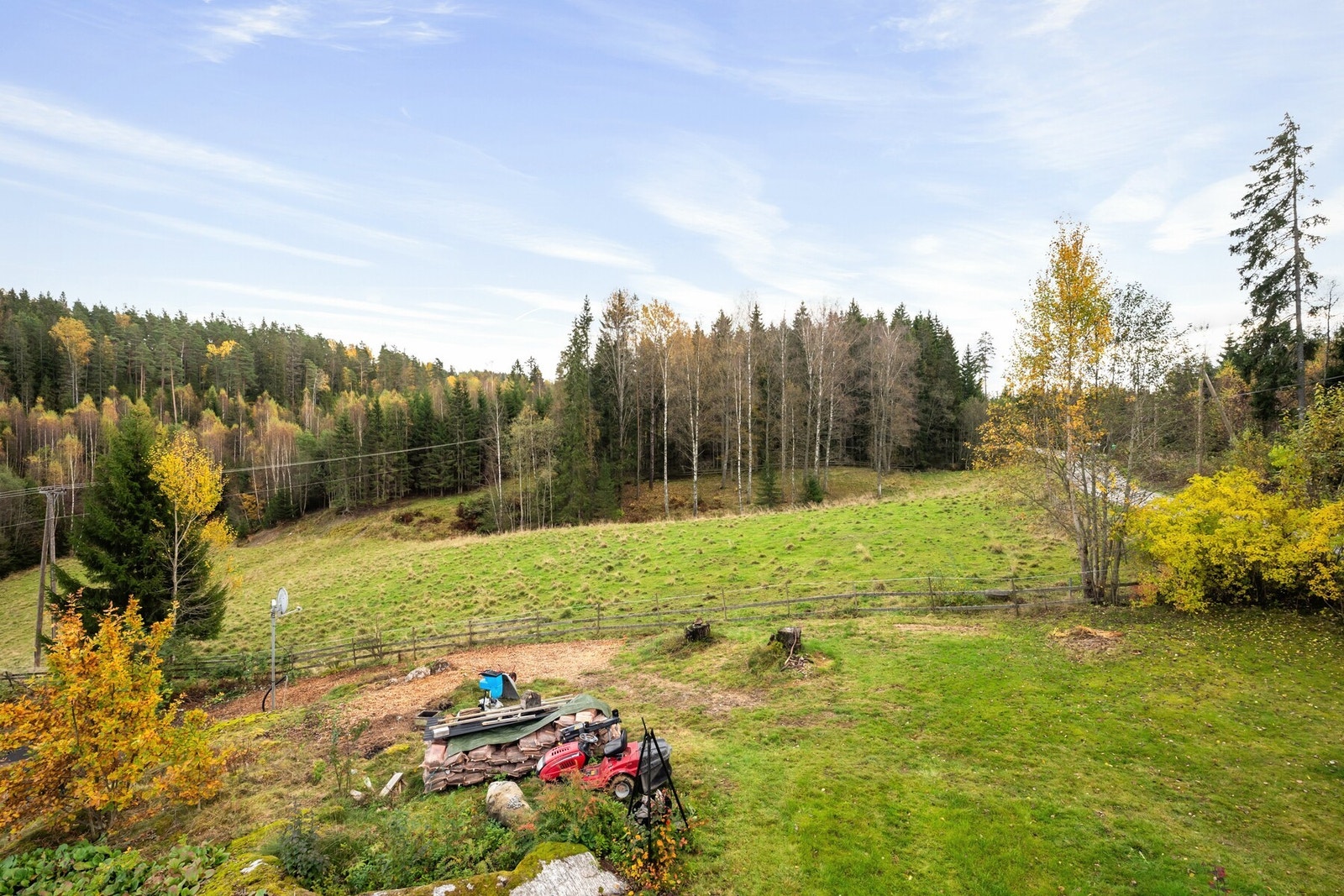 Tomten har plommetre og kirsebærtre, og ellers godt med plass for ønskelige frukttrær Galleribilde
