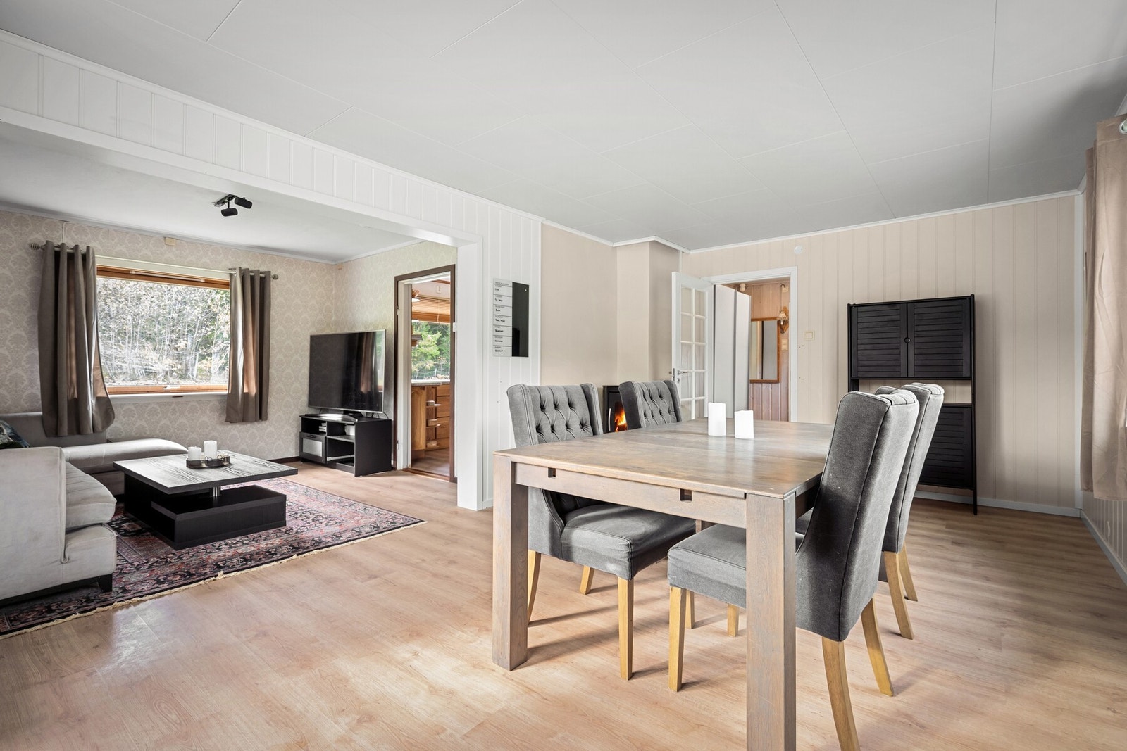 Lys og luftig stue som er enkel å møblere i ulike soner Galleribilde