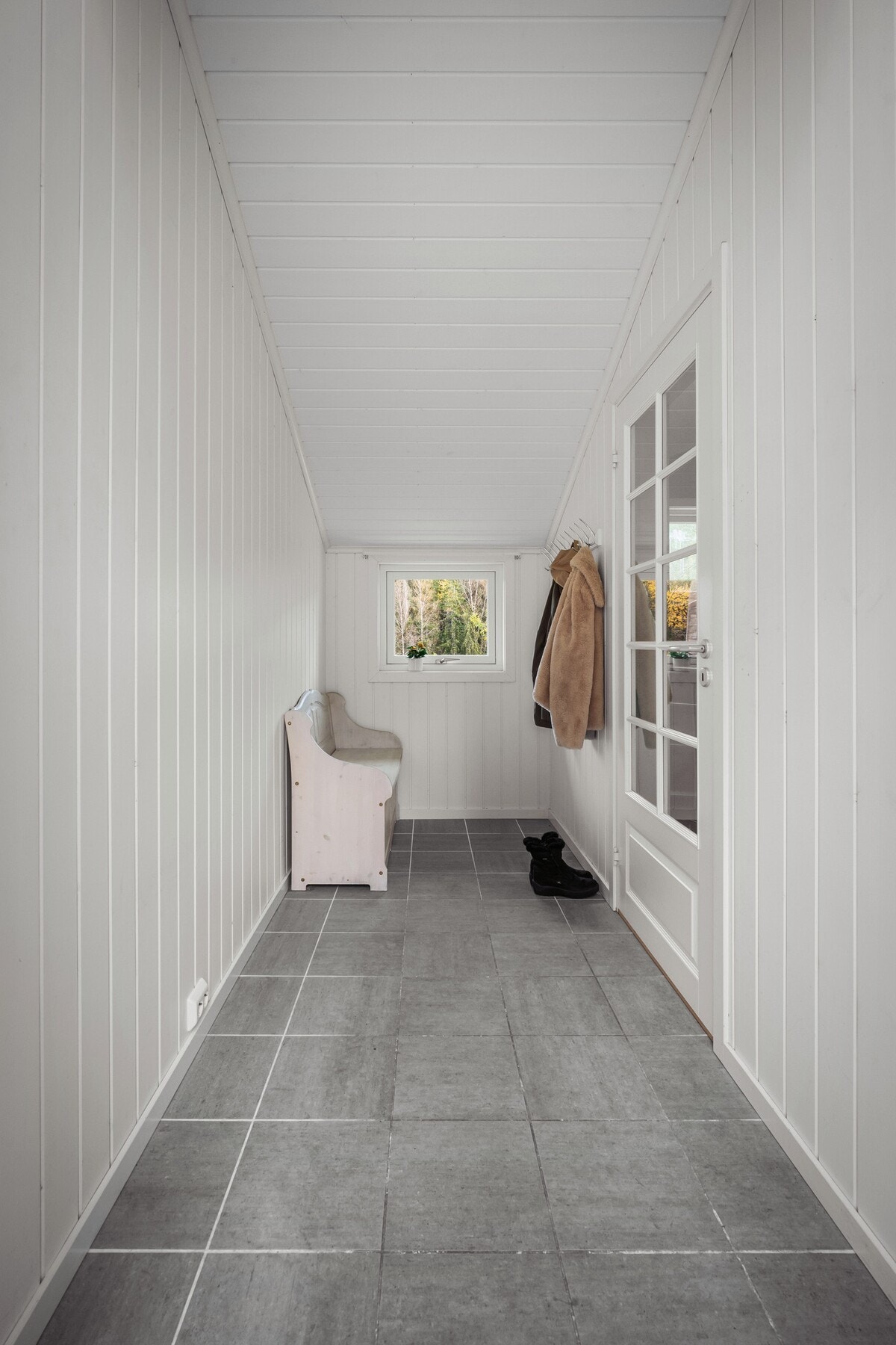 Velkommen inn! Hyggelig flislagt entré av god størrelse. Varme i gulv. Galleribilde