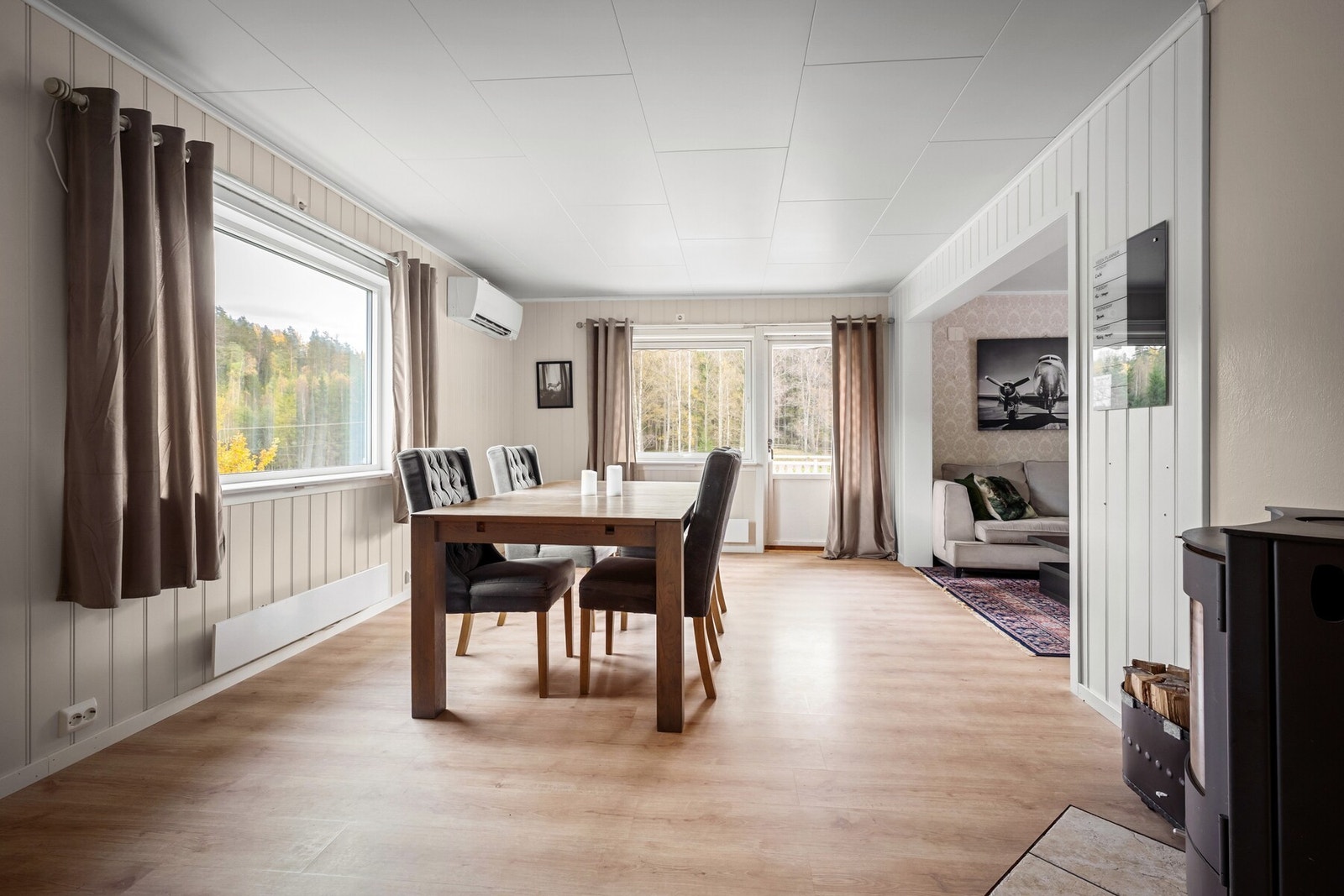 Her er det rom for stort spisebord og mange gjester. Fra stuen er det utgang til veranda Galleribilde