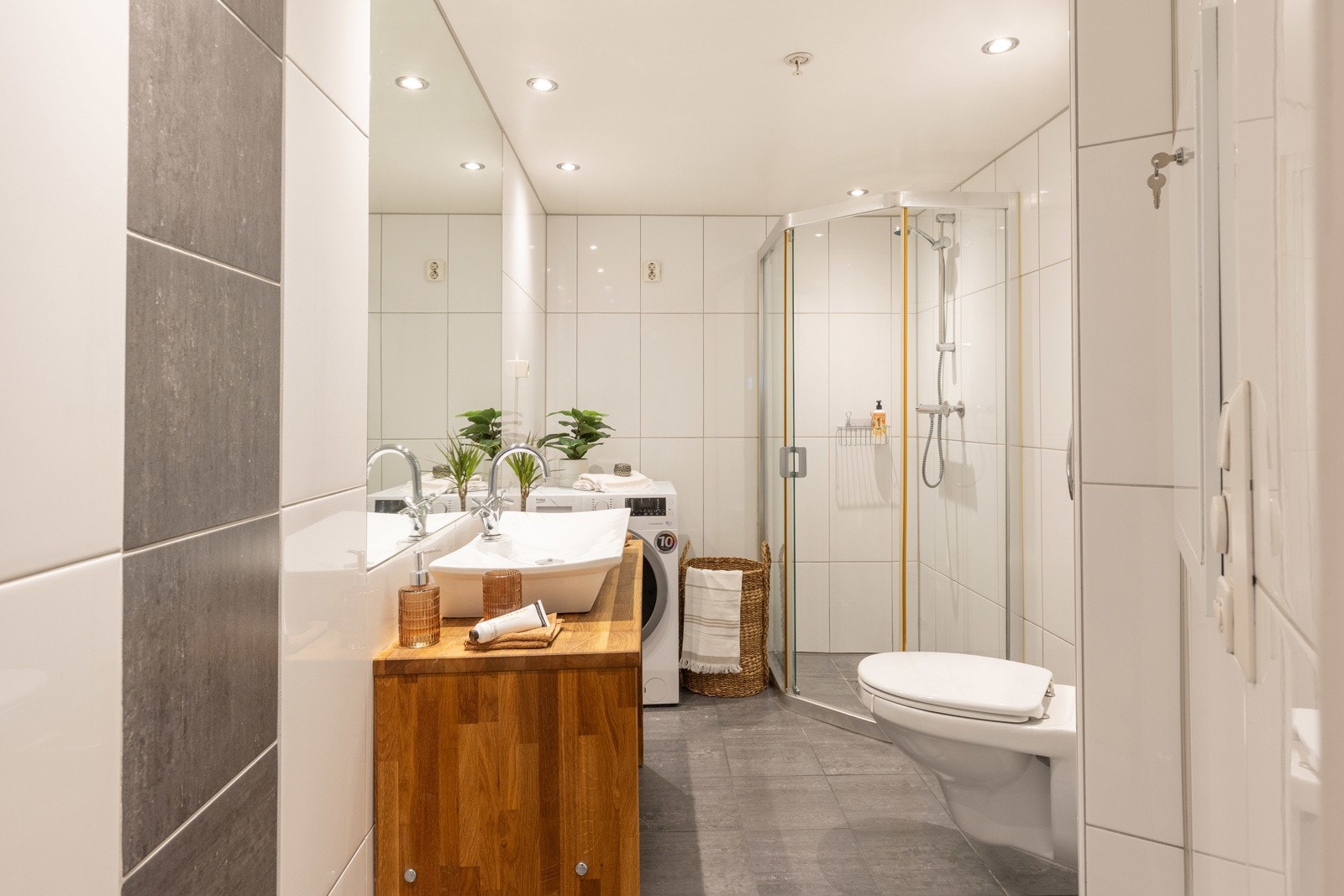 Det helflisede badet er pent innredet. Galleribilde