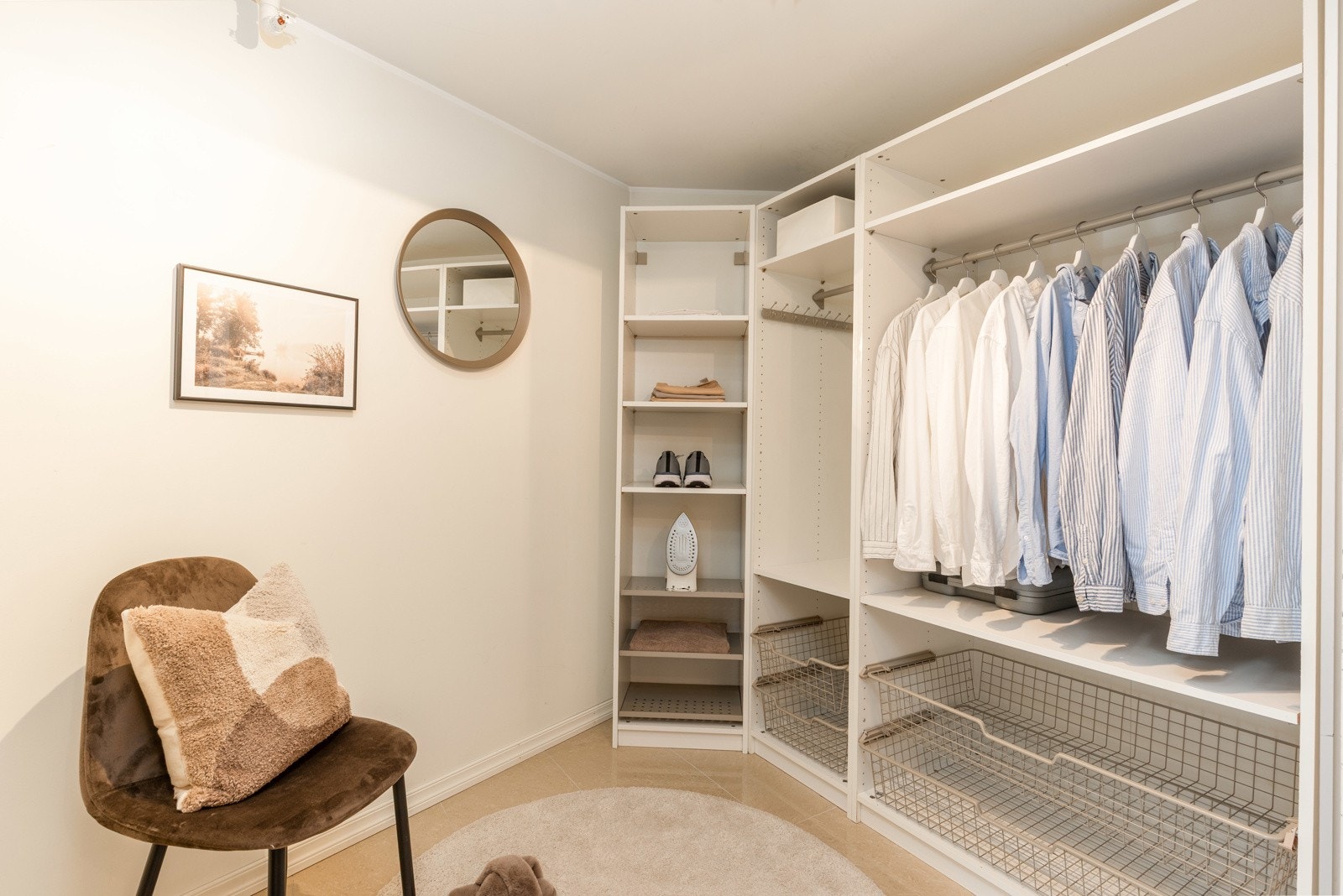 Fra soverommet er det inngang til den romslige walk-in garderoben. Galleribilde