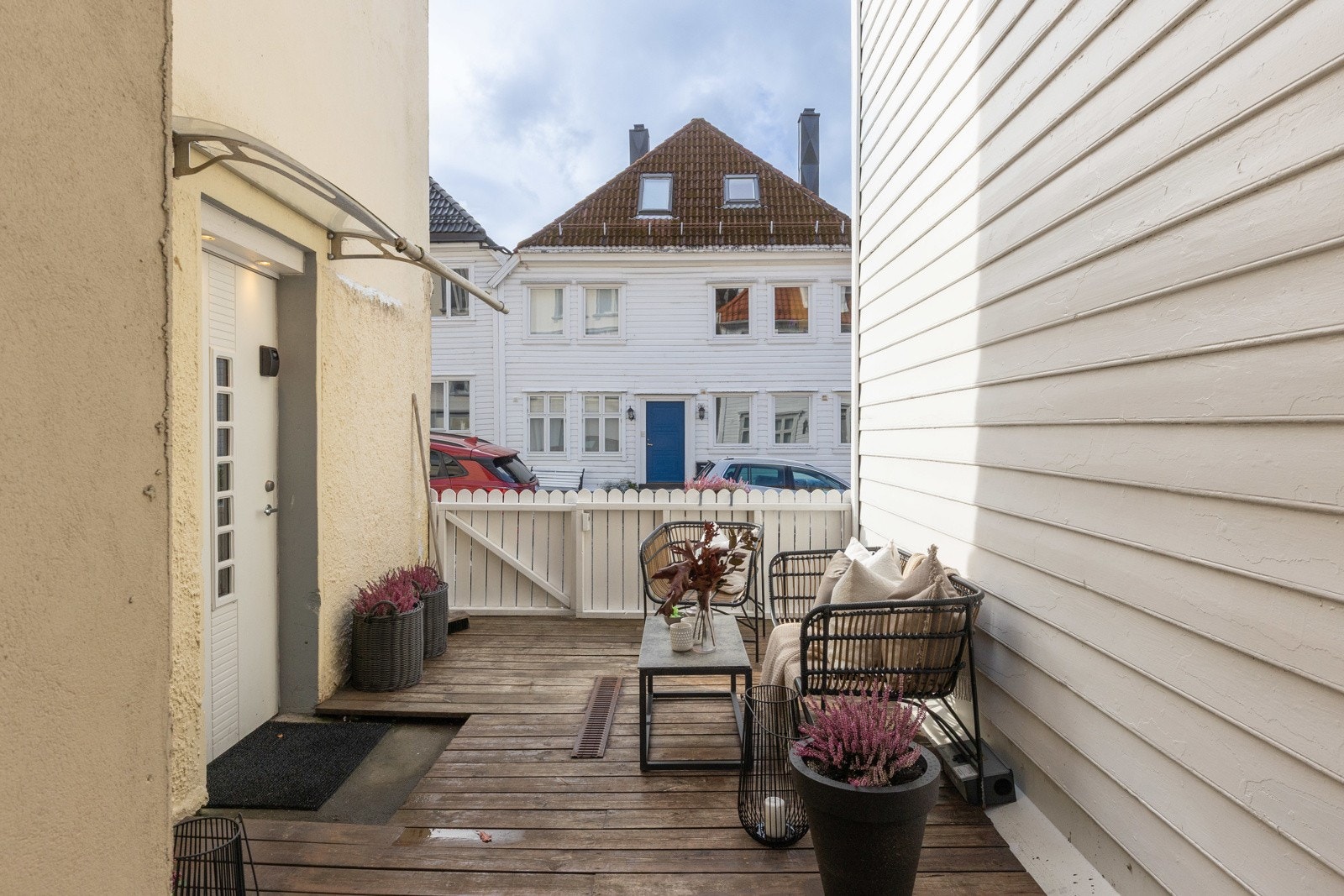 Leiligheten har egen inngang fra bakkeplan. Galleribilde