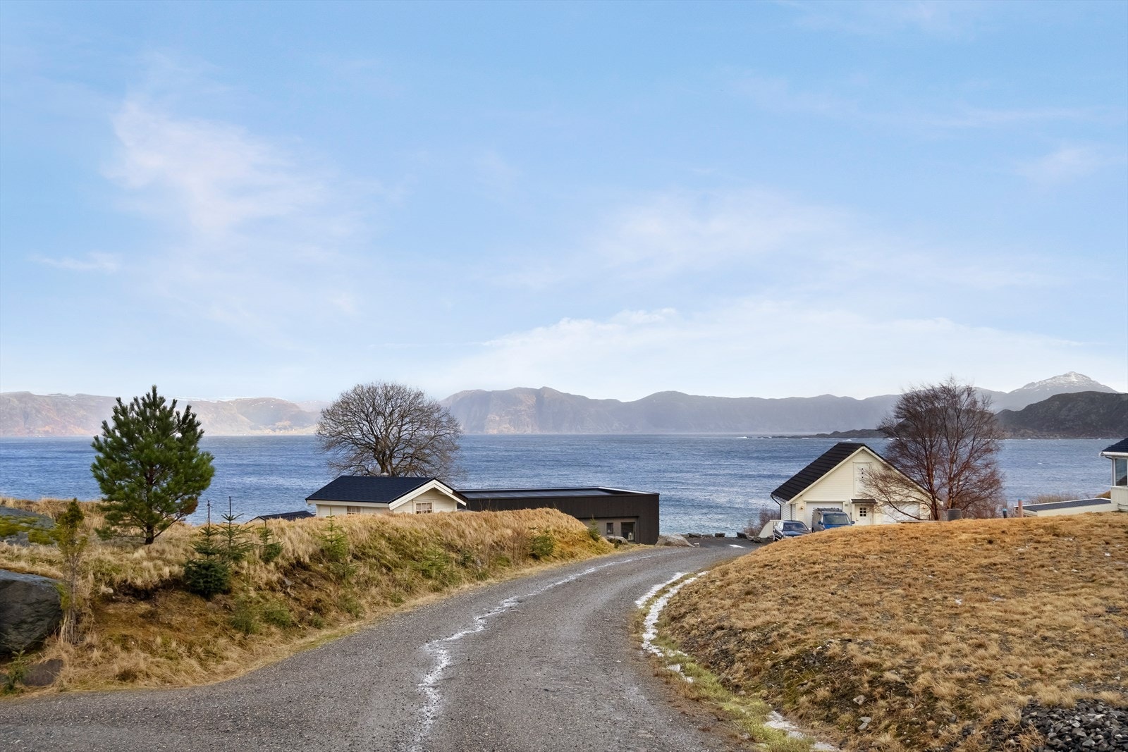 Det er ca 2 km til Raudeberg med skol, barnehage og matbutikk. Galleribilde
