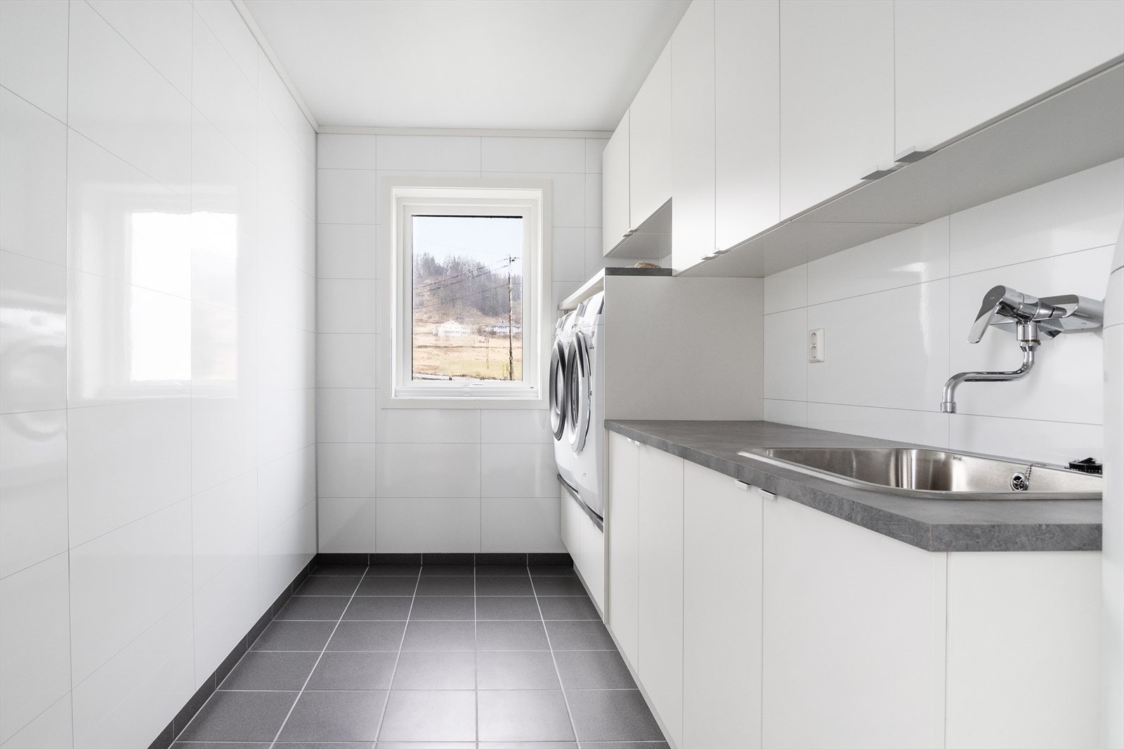 Vaskerom med vask og innredning, opplegg til vaskemaskin og tørketrommel Galleribilde