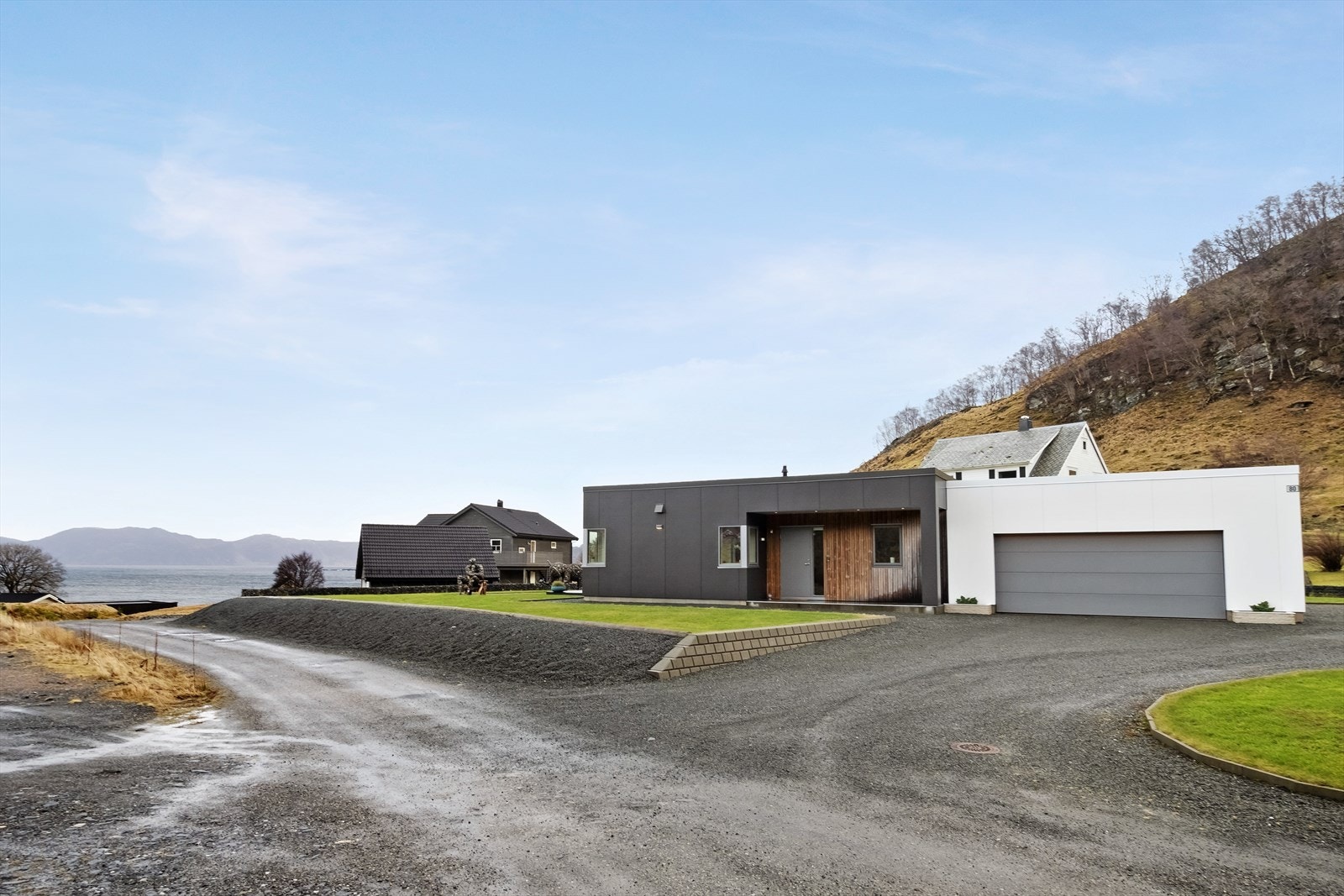 Stor dobbelt garasje, og rør til fiber er lagt inn til huset Galleribilde