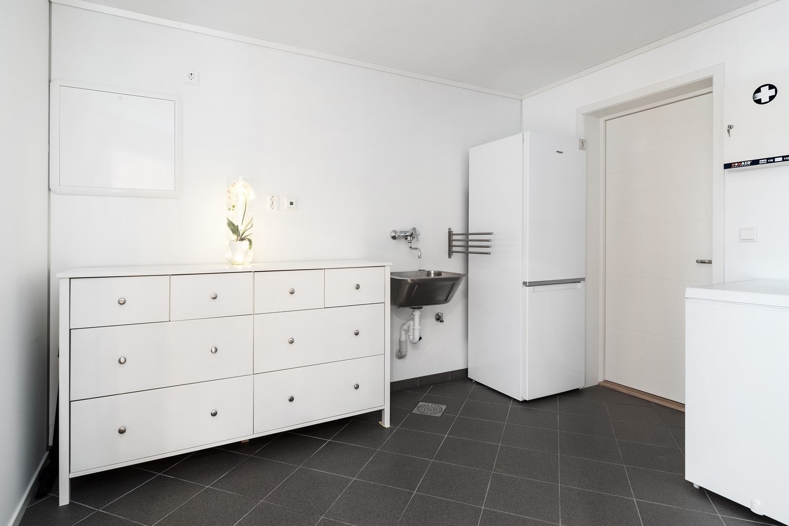 Disponibelt rom med mye oppbevaringsplass og direkte adkomst til garasjen Galleribilde