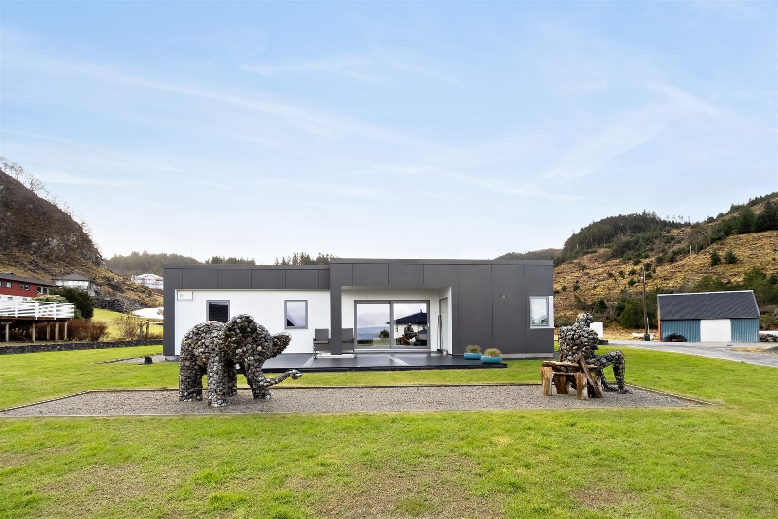 Meget pent opparbeidet hage med stor terrasse og gressplen Galleribilde