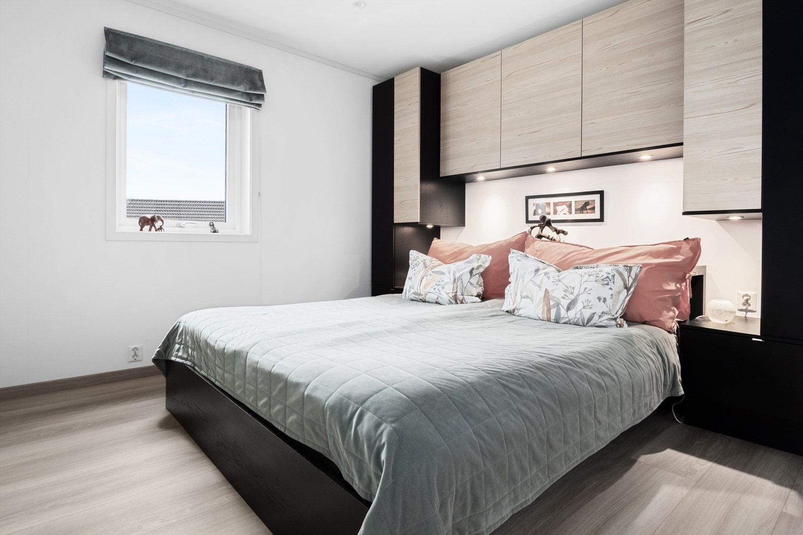 Stort og luftig soverom med plassbygget oppbevaring Galleribilde