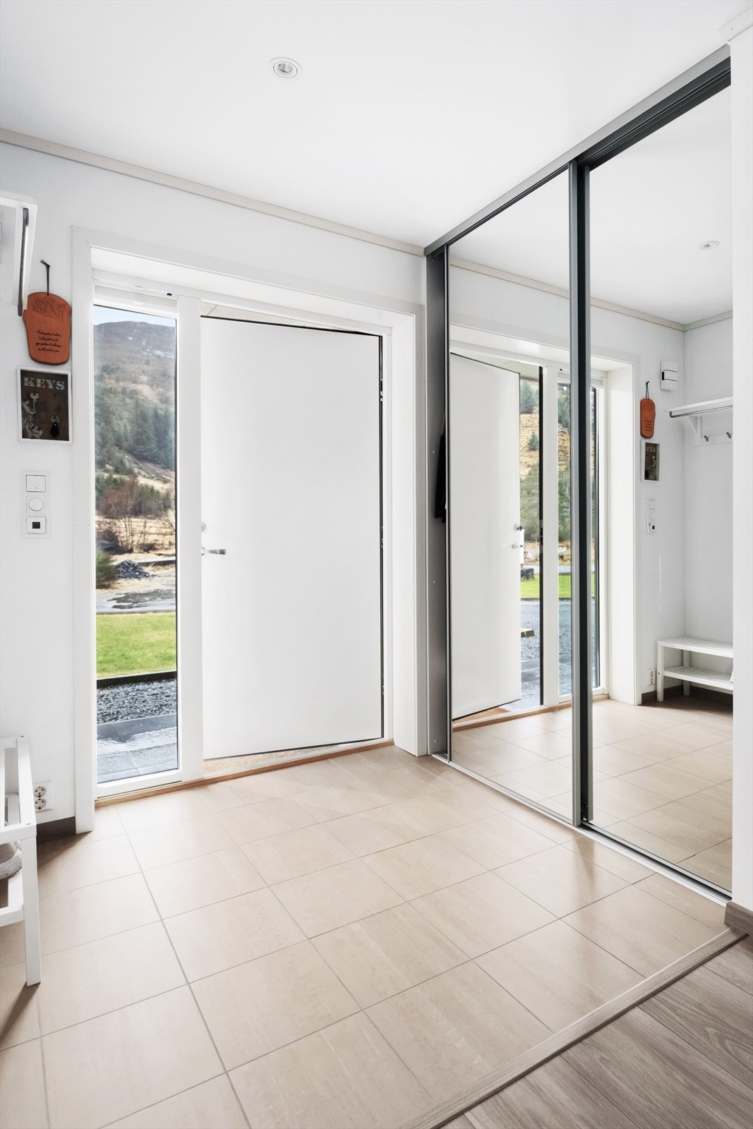 Entre med speilgarderobe Galleribilde