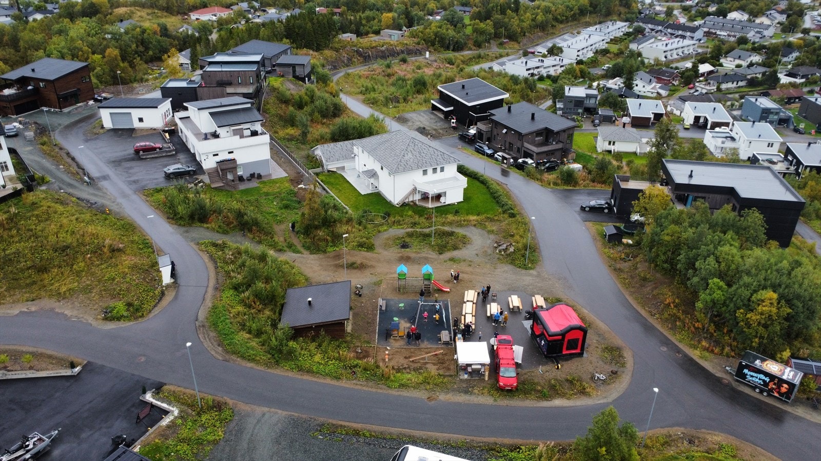 Bilde fra nabolagsfesten i høst med fine aktiviteter for barna i dette fine boligfeltet i Øvre Ruggevik. Hoppeslått, fotballturnering, lykkehjul og grilling var populært. Galleribilde