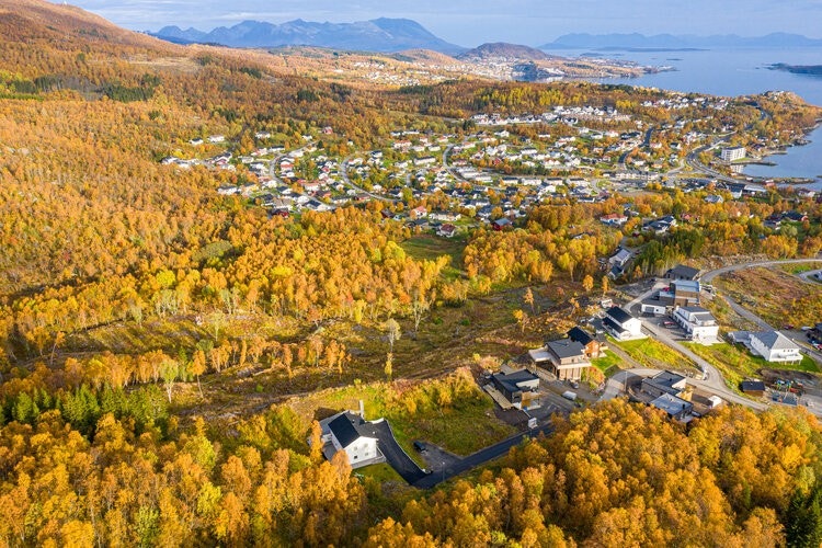 Området tomtene ligger i er naturlig tilknyttet eksisterende bebyggelse i Øvre Ruggevik, mens det nye feltet som planlegges heter Grønlia og ligger litt til venstre i bildet. Galleribilde