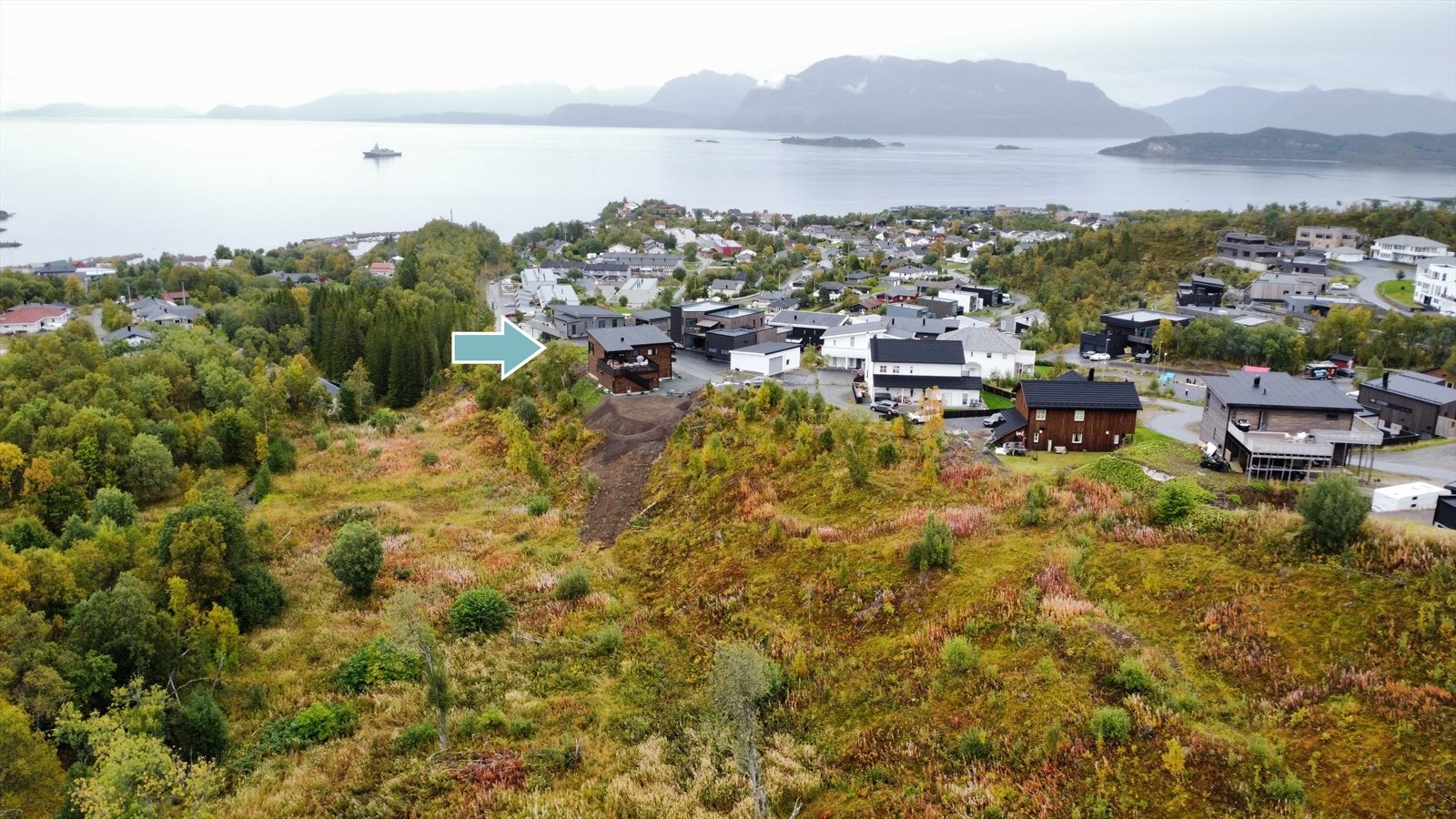 Nordteigåsen ligger nederst på en åsrygg som gir meget god utsikt mot hav og fjell. Galleribilde