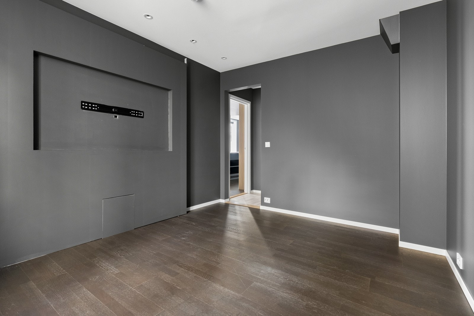 Plass til dobbelseng og oppheng til TV. Galleribilde