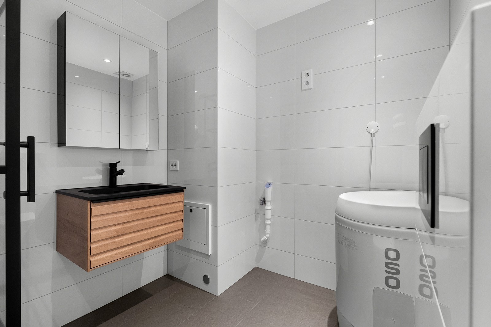 Badet inneholder servant, toalett og dusj. Varmekabler i gulvet. Galleribilde