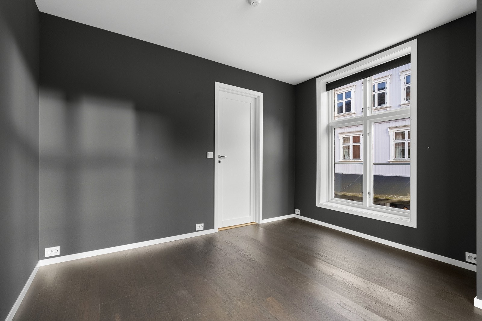 Soverom med god plass til seng og klesskap. Galleribilde