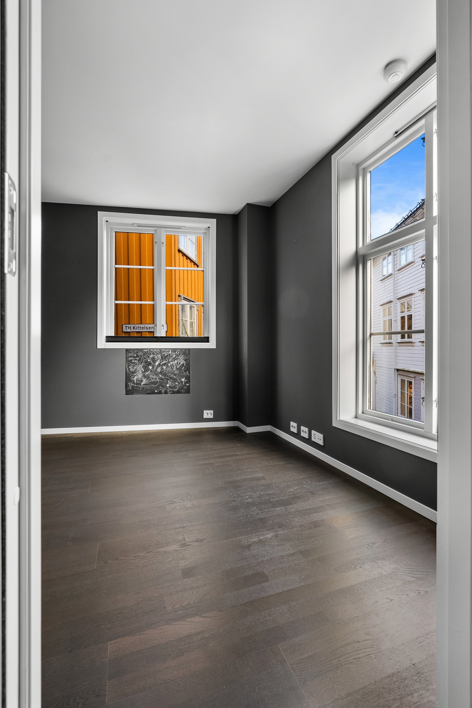 Her har du plass til en stor seng og møblement til oppbevaring. Galleribilde