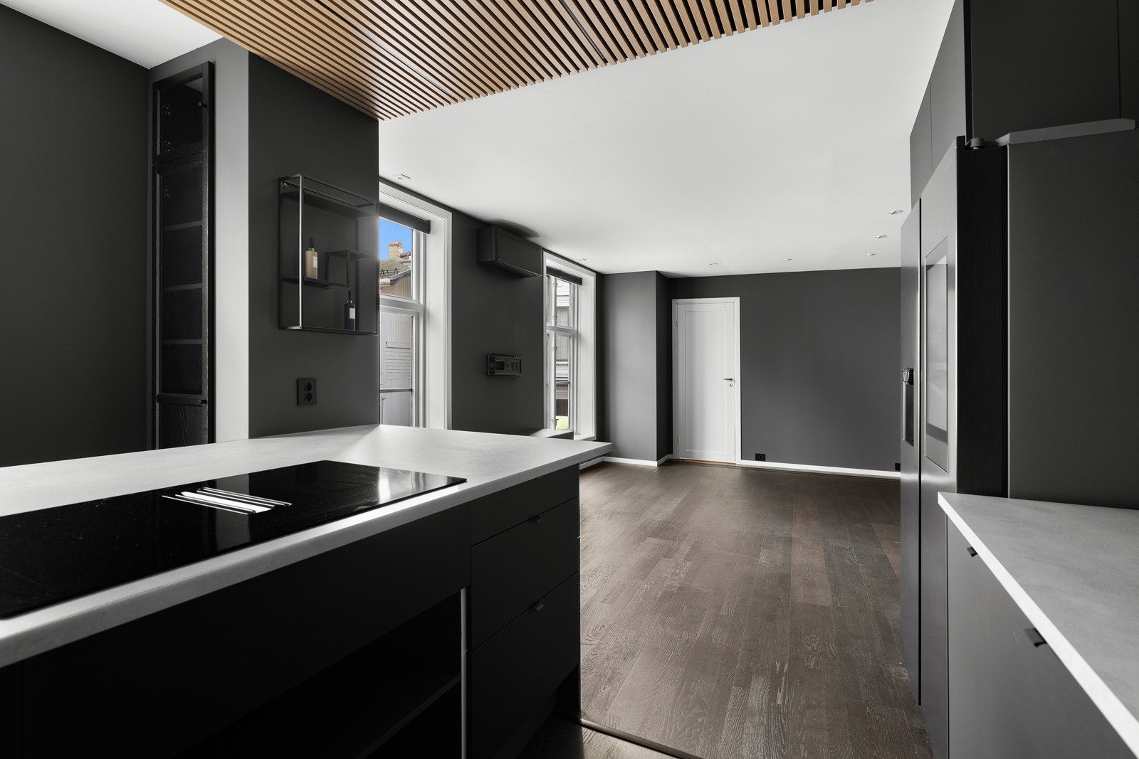 Elegant Aubo kjøkken med mørke, glatte fronter. Galleribilde