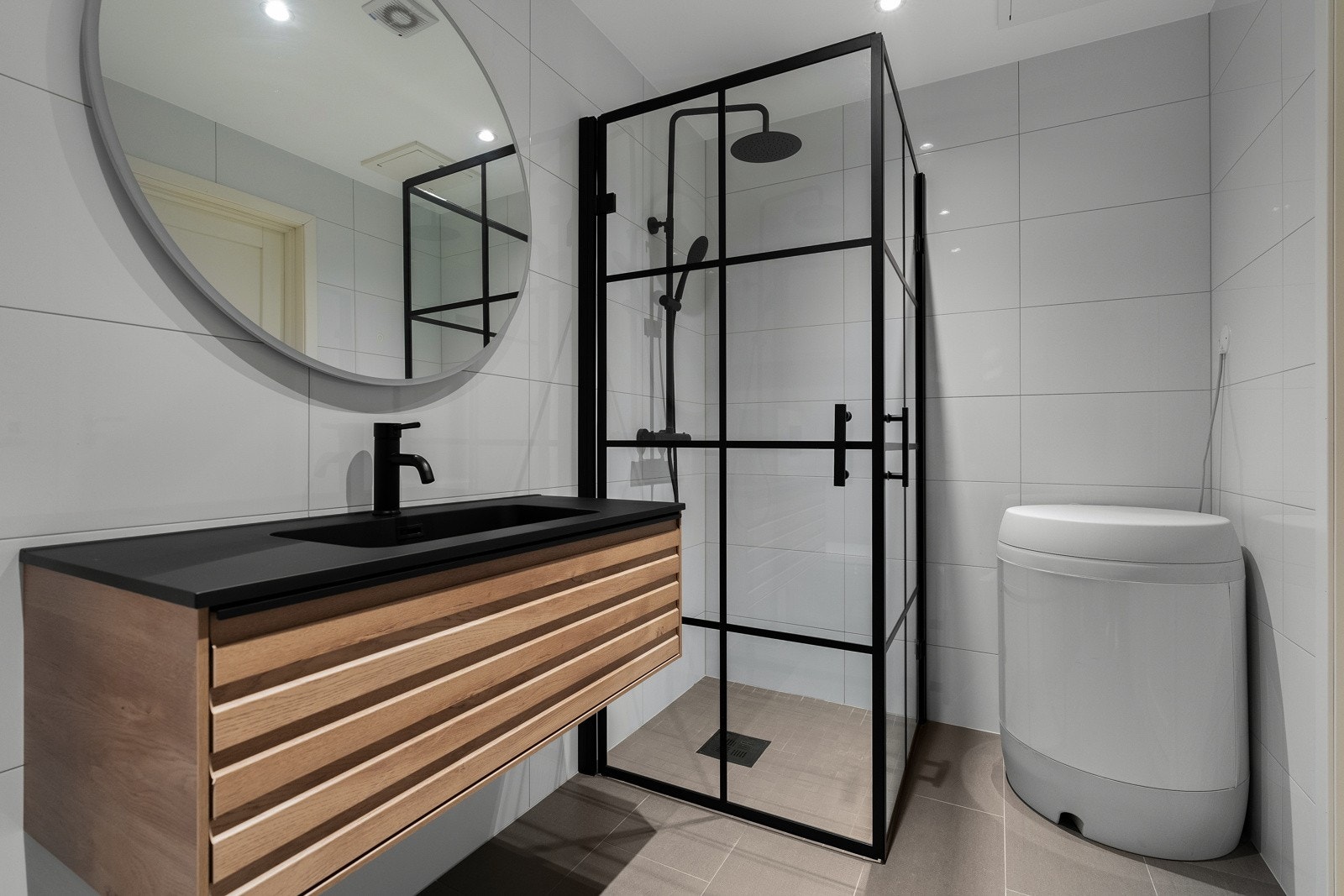 Badet inneholder servant, toalett og dusj. Galleribilde