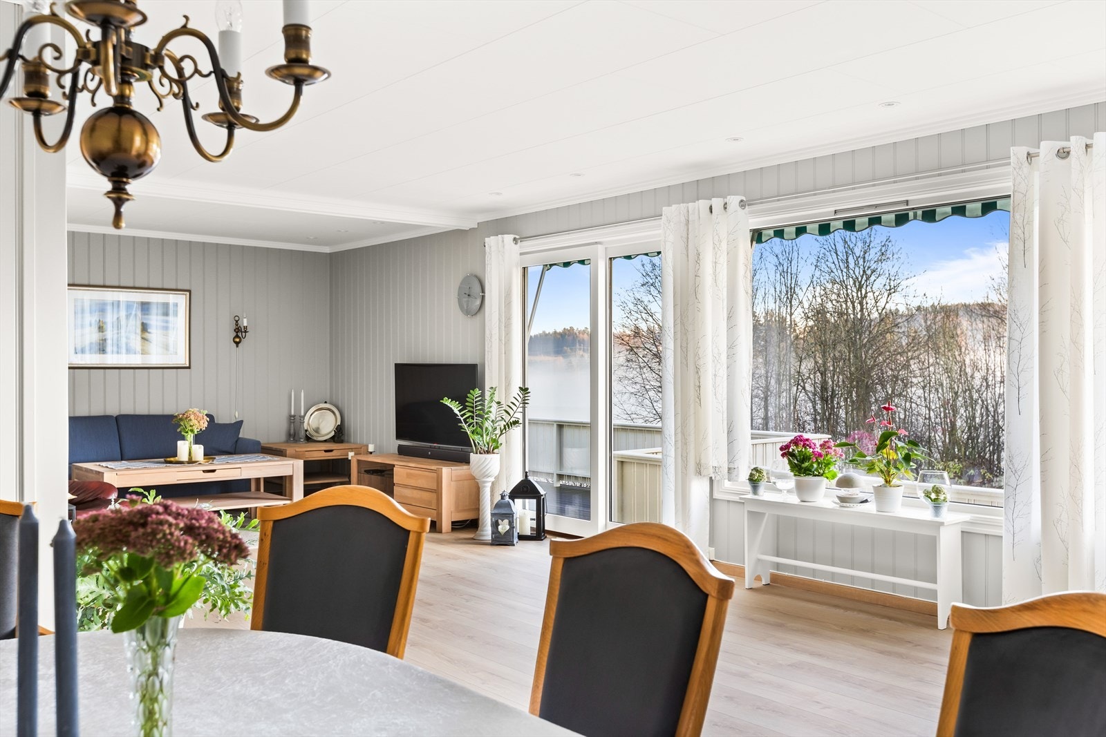 Stor stue uten innsyn. Galleribilde