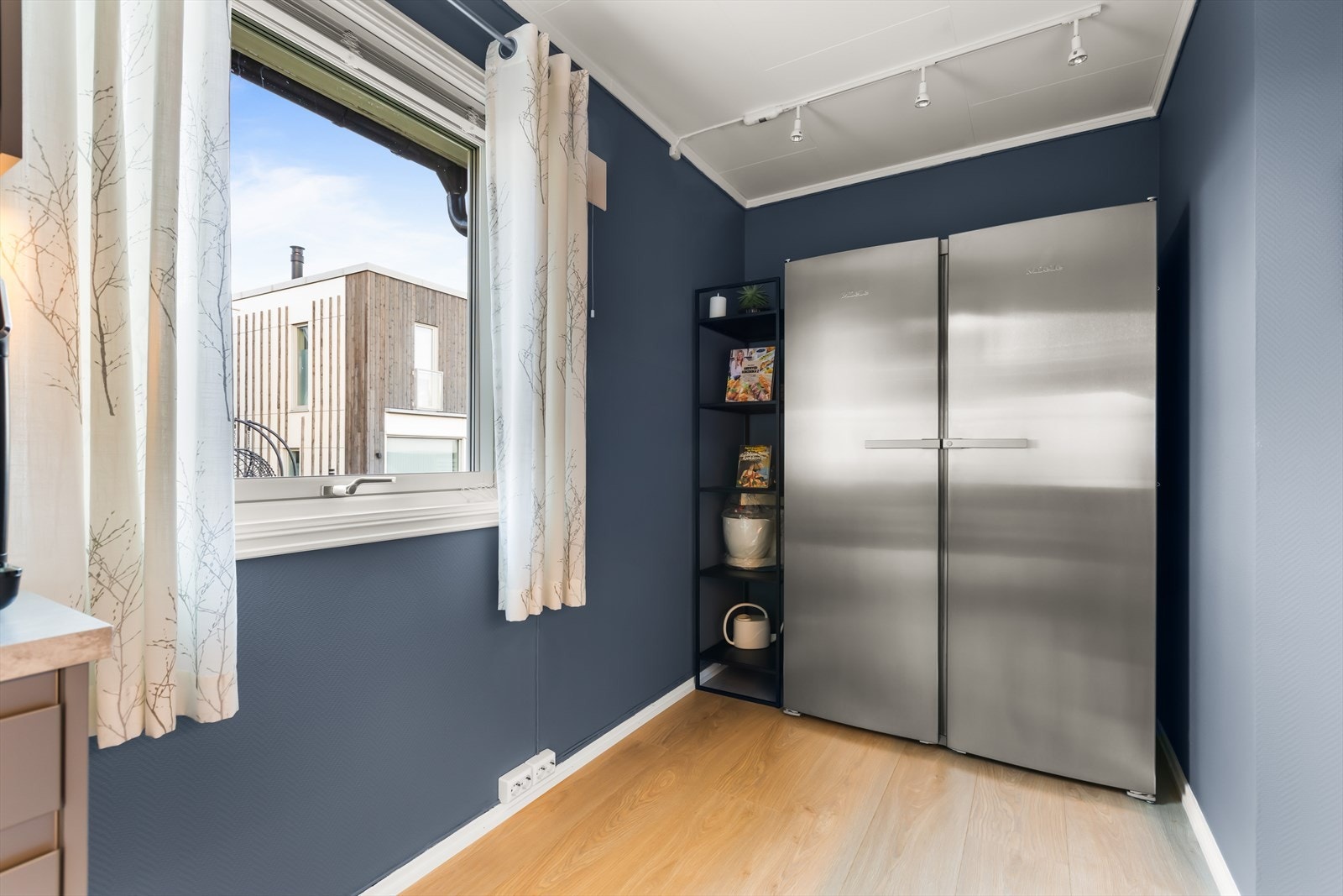 Kjøkkenet er utstyrt med moderne hvitevarer. Galleribilde