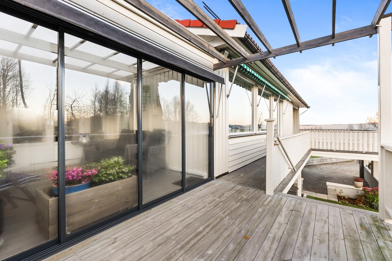 Romslig terrasse som er perfekt for grilling og utendørs måltider. Galleribilde