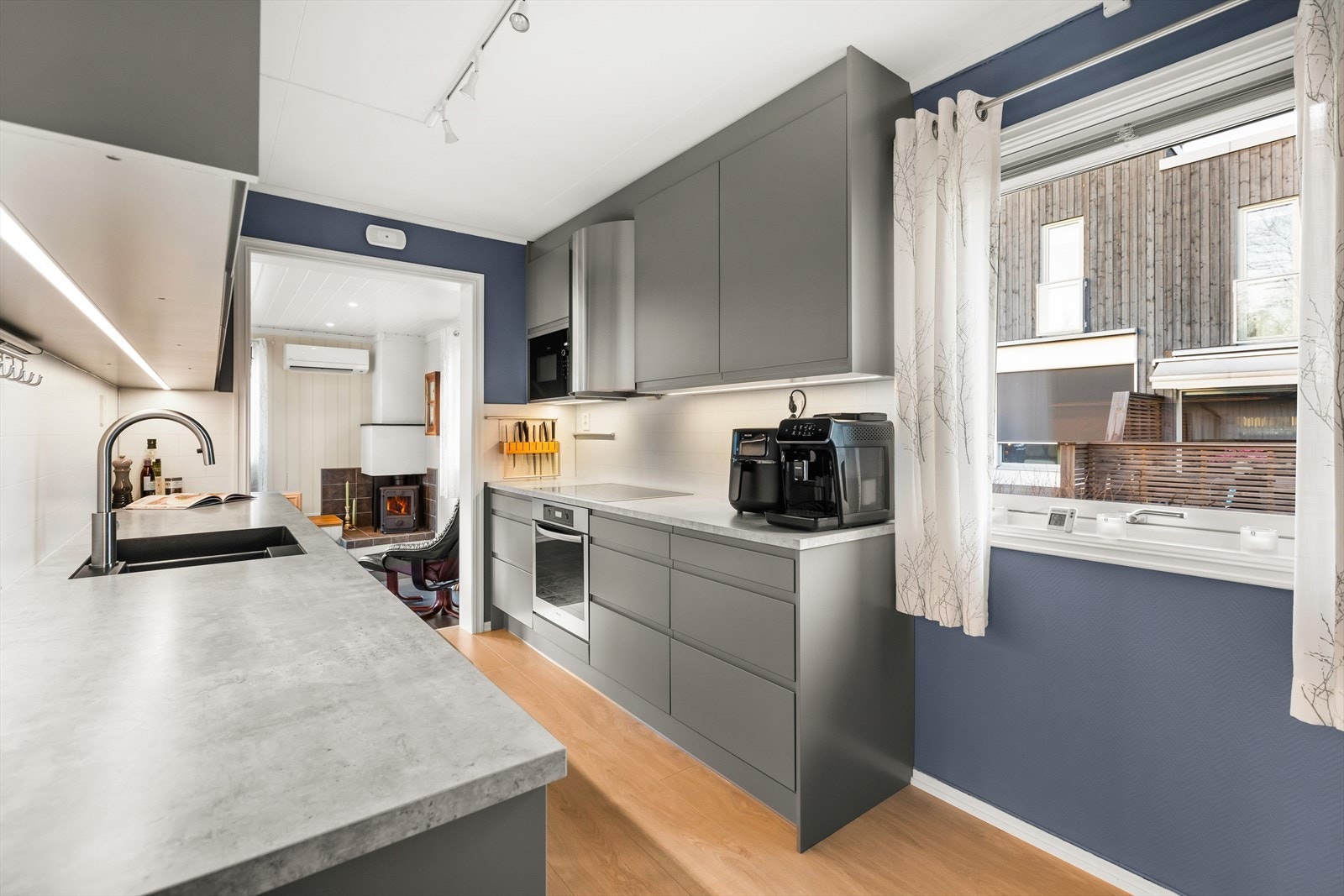 Romslige benkeplater og smarte løsninger. Galleribilde