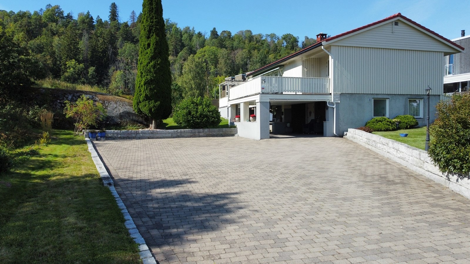 Stor gårdsplass for biler eller oppbevaring. Galleribilde