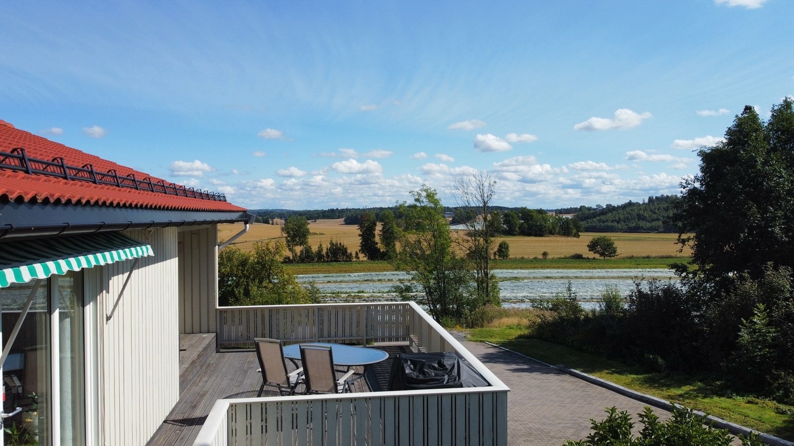 Hyggelig utsyn fra terrasse. Galleribilde