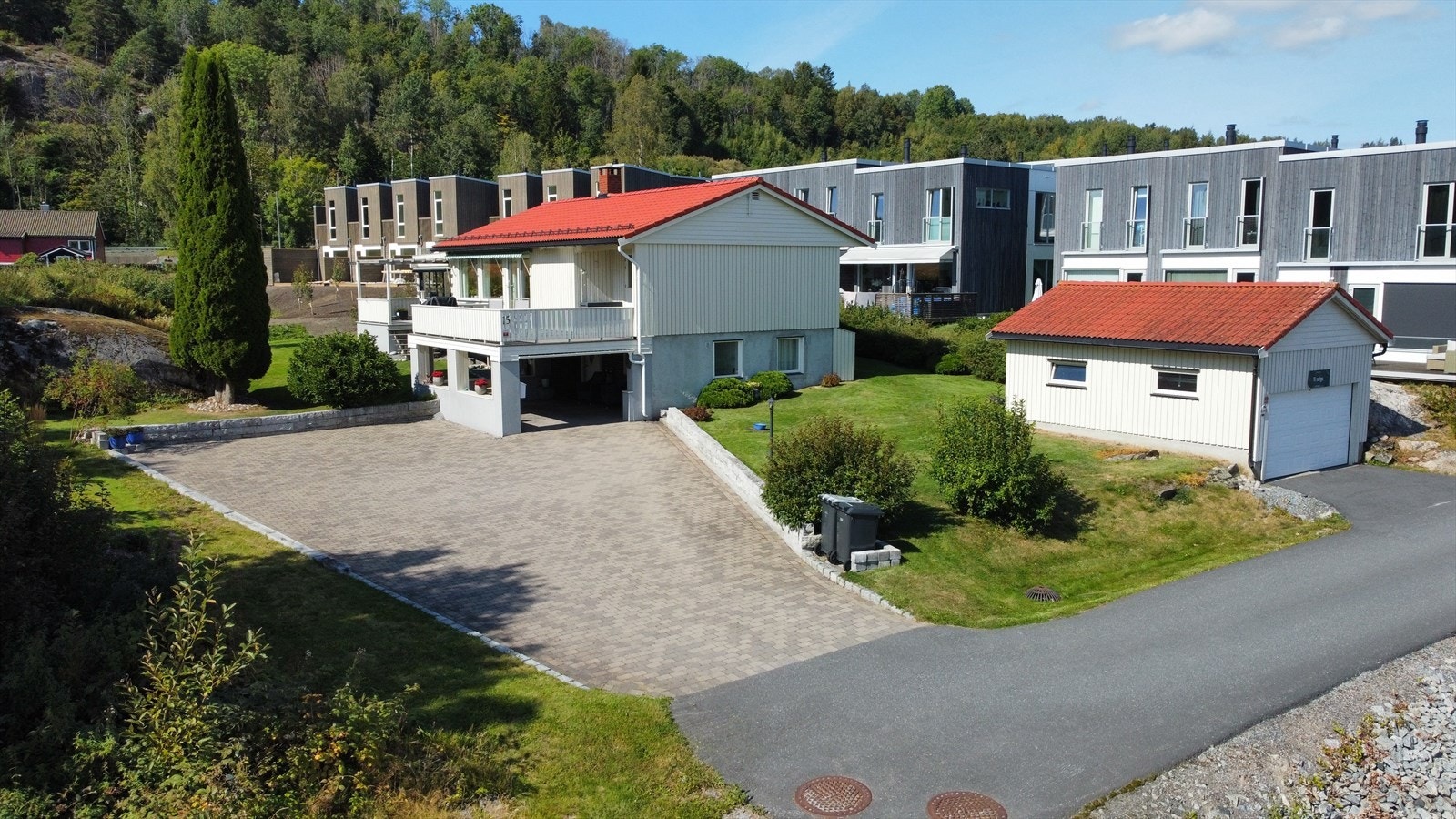 Rundt huset er tomten pent opparbeidet. Galleribilde