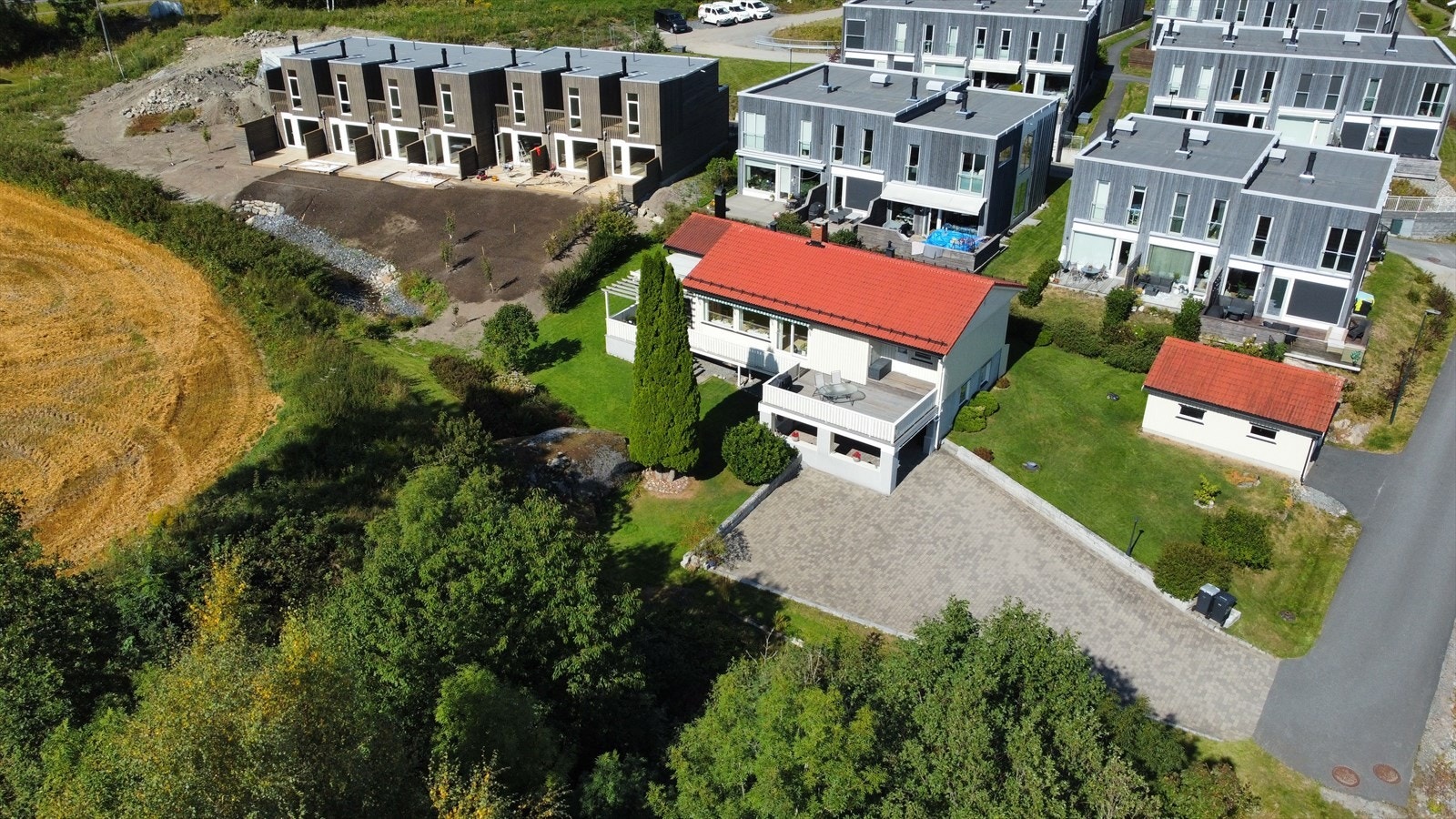 Velholdt hage med plen og beplantning som gir et innbydende uteområde. Galleribilde