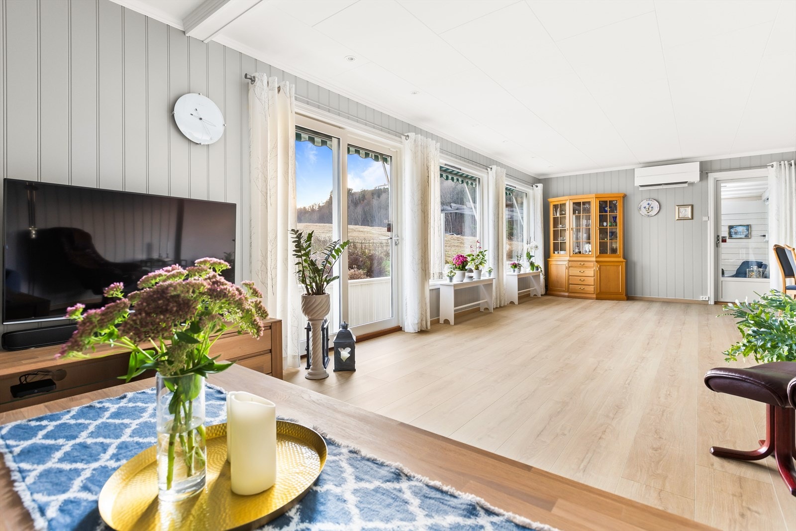 Store vinduer sørger for naturlig lysinnslipp og en luftig atmosfære. Galleribilde