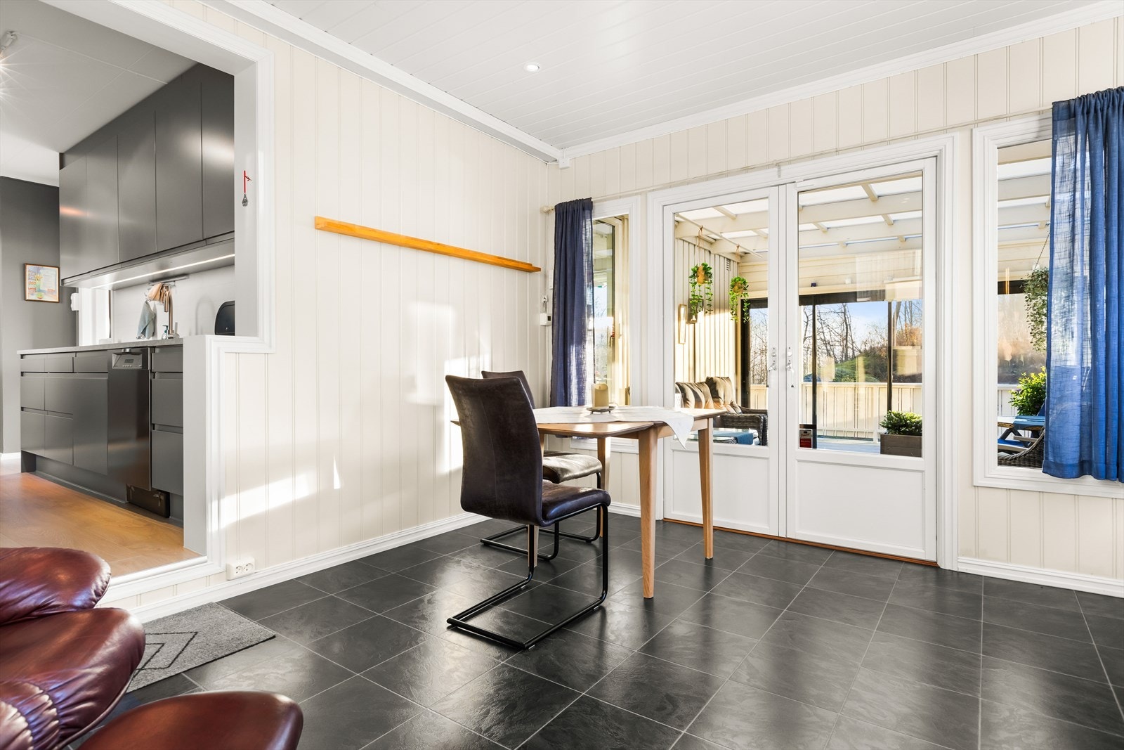 Kjøkkenet har en hyggelig spiseplass som vender mot friarealene utenfor. Galleribilde