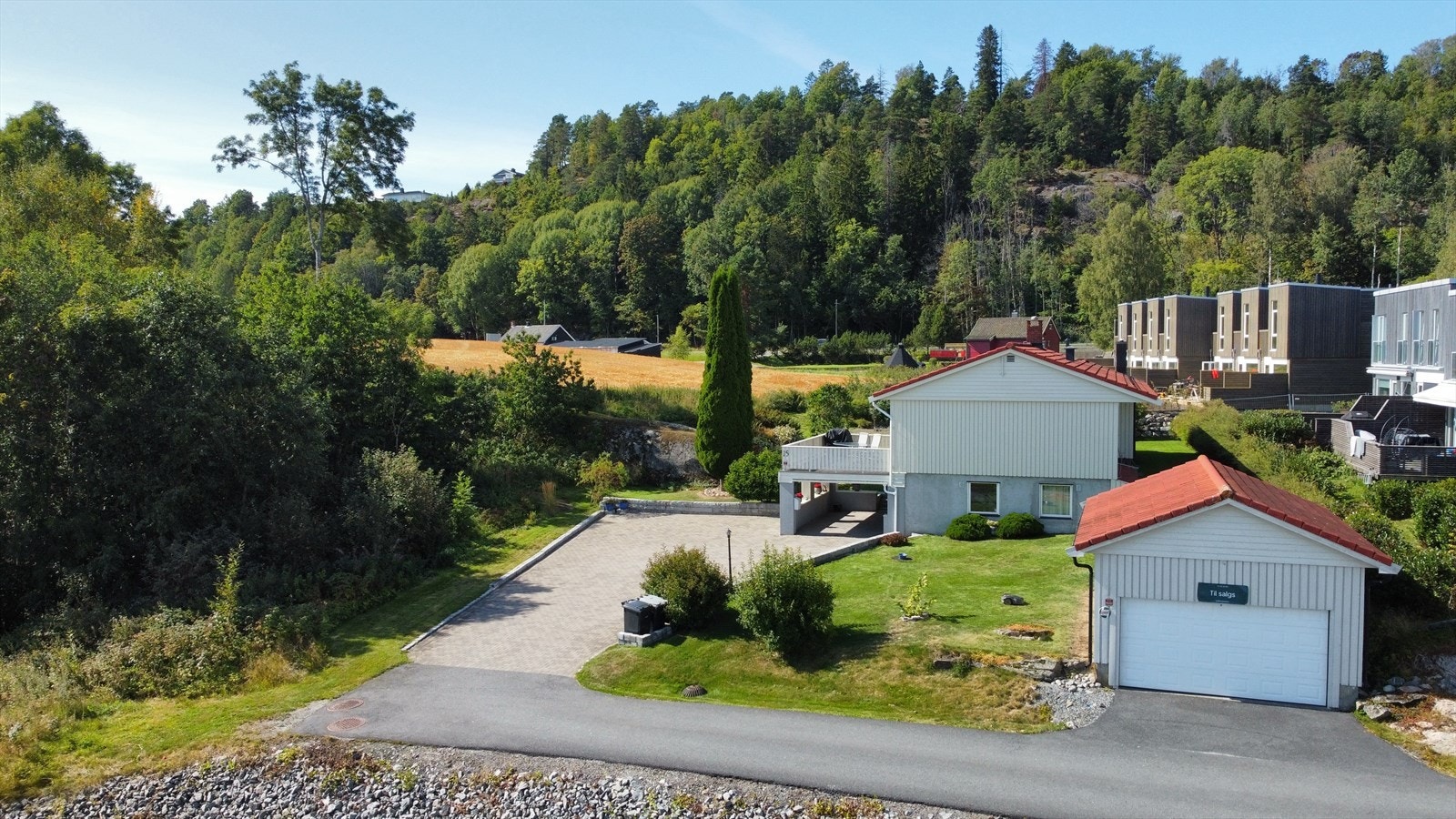 Eiendommen er presentert av Thomas Berget Larsen. Boligen inneholder bl.a. garasje, carport og pent steinbelagt gårdsplass. Galleribilde