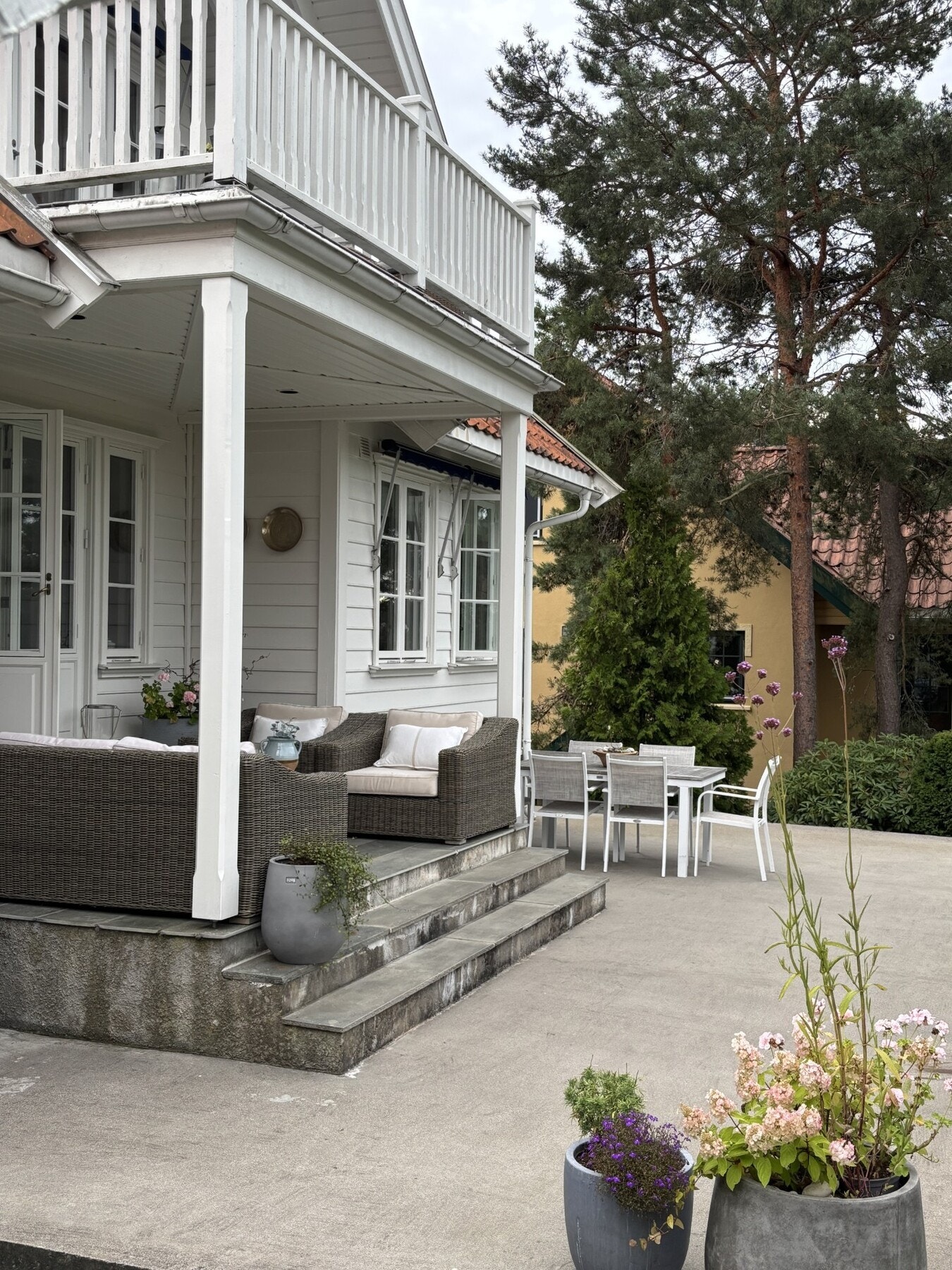 Stor usjenert terrasse mot vest Galleribilde