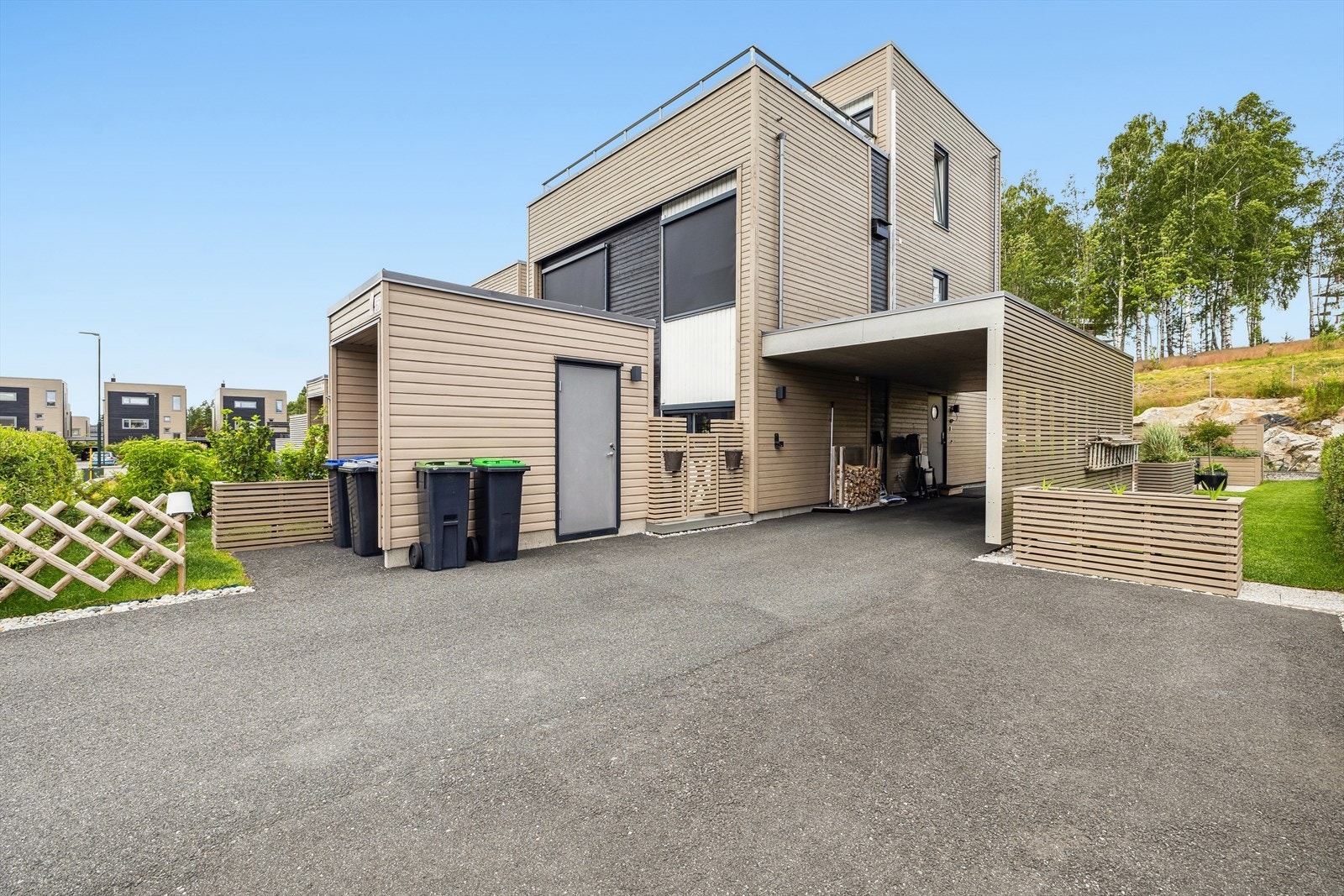 Parkering i carport med el-bil lader montert, samt gode parkeringsmuligheter i egen gårdsplass. Galleribilde