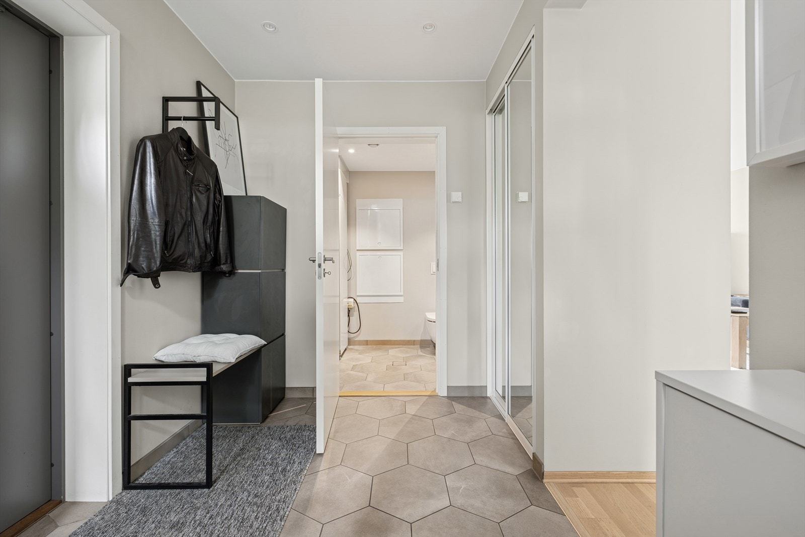 Her ønskes du velkommen inn i en flislagt entré med god plass til å oppbevare ytterklær og sko i skyvedørsgarderobe. Galleribilde