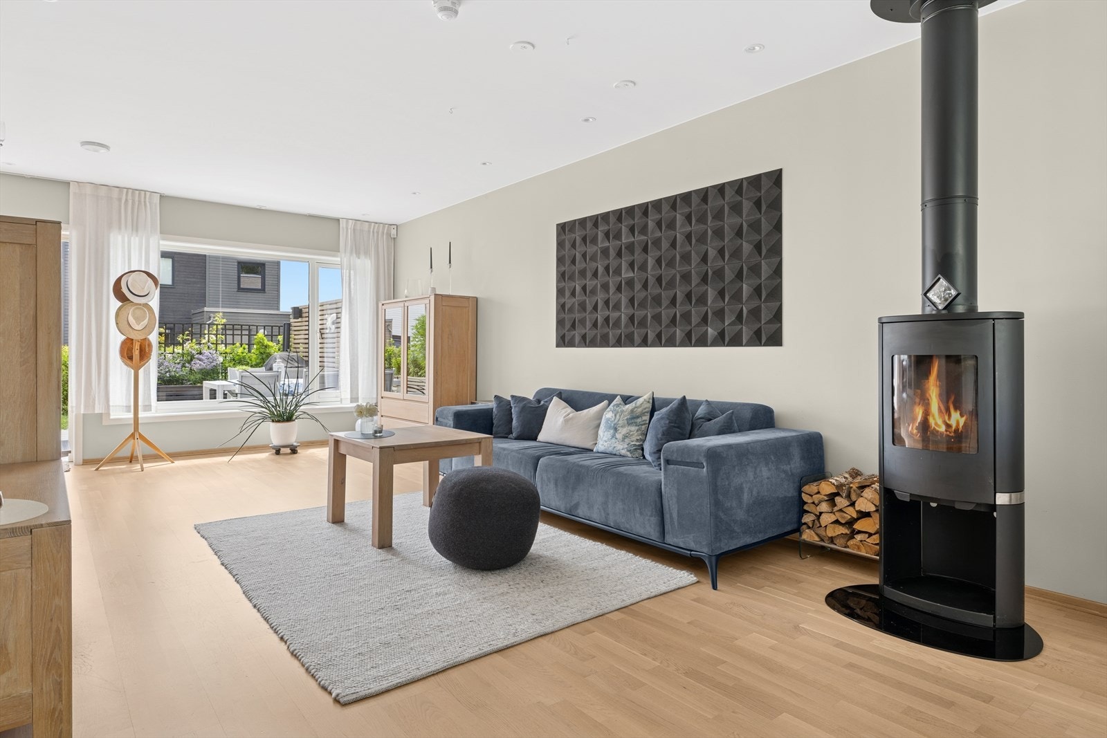 Midt i rommet er det montert peisovn for både varme og hygge på kalde dager. Galleribilde