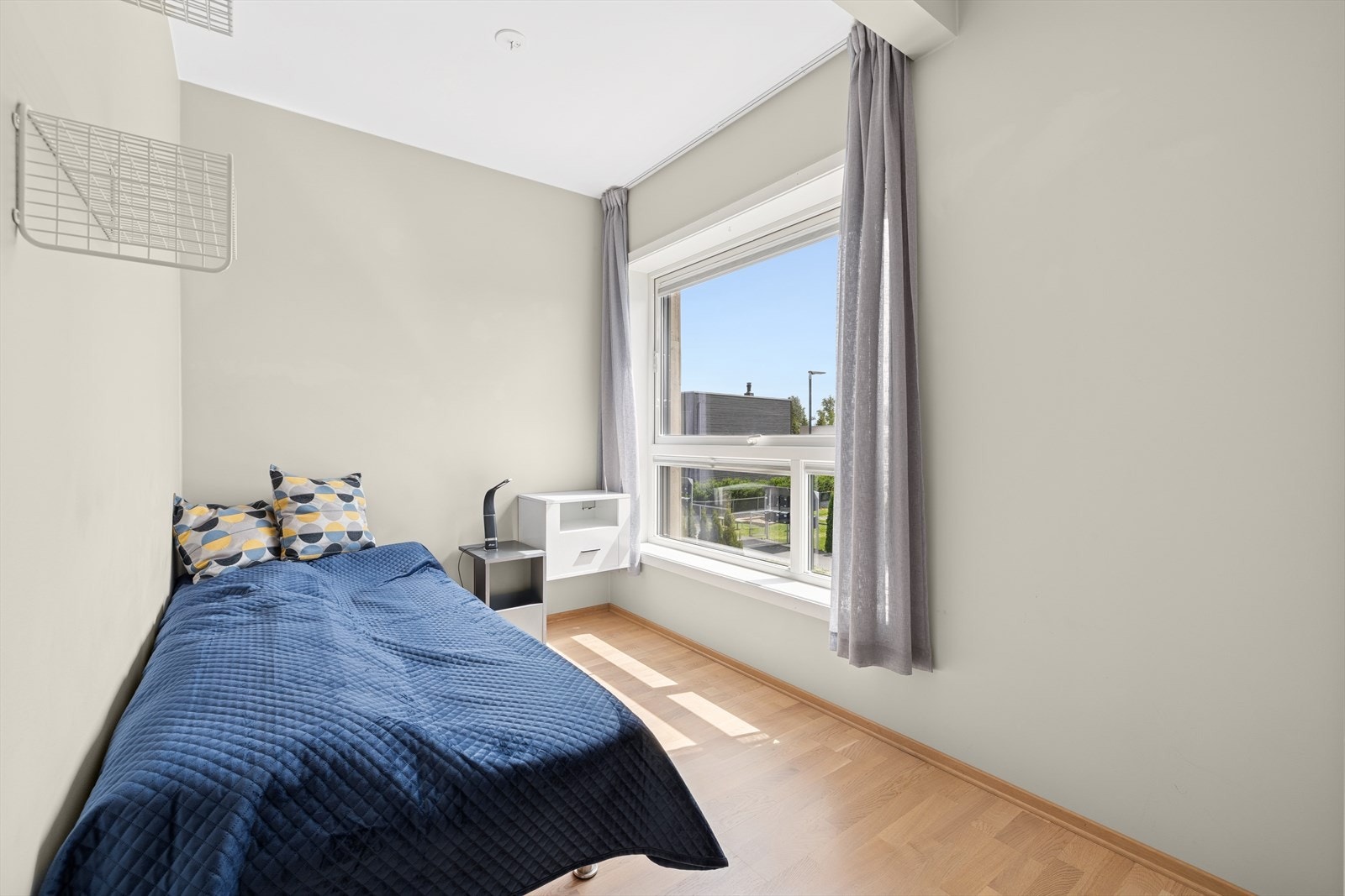 De to andre soverommene er praktisk utført med god plass til seng, tilhørende møblement og oppbevaring. Galleribilde