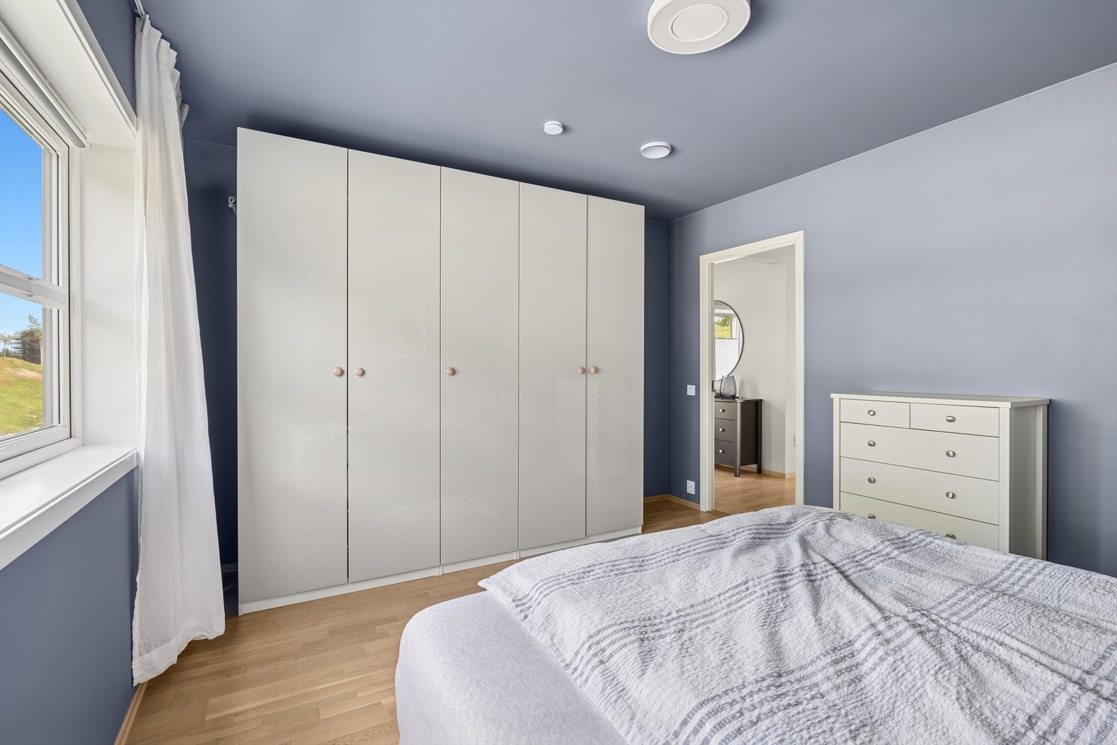 Hovedsoverommet har plass til dobbeltseng, tilhørende møblement og stort garderobe med god oppbevaringsplass. Galleribilde