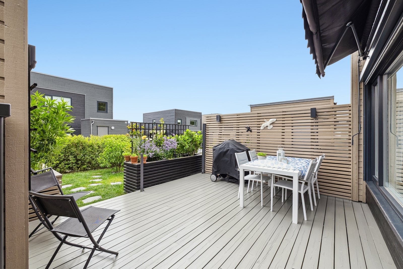 Fra stuen er det utgang til en solrik terrasse som fungerer som en forlengelse av stuen på varme sommerdager. Galleribilde