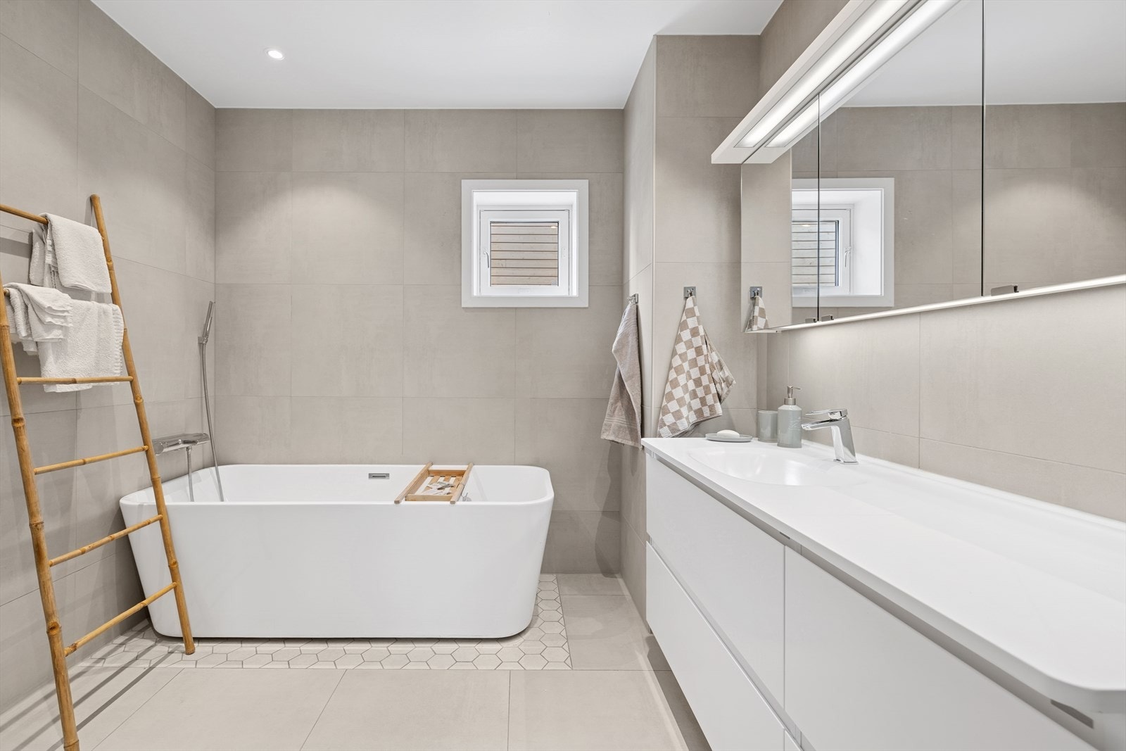 Flislagt baderom med vannbåren gulvvarme, beliggende i andre etasje, samme som soverommene. Galleribilde