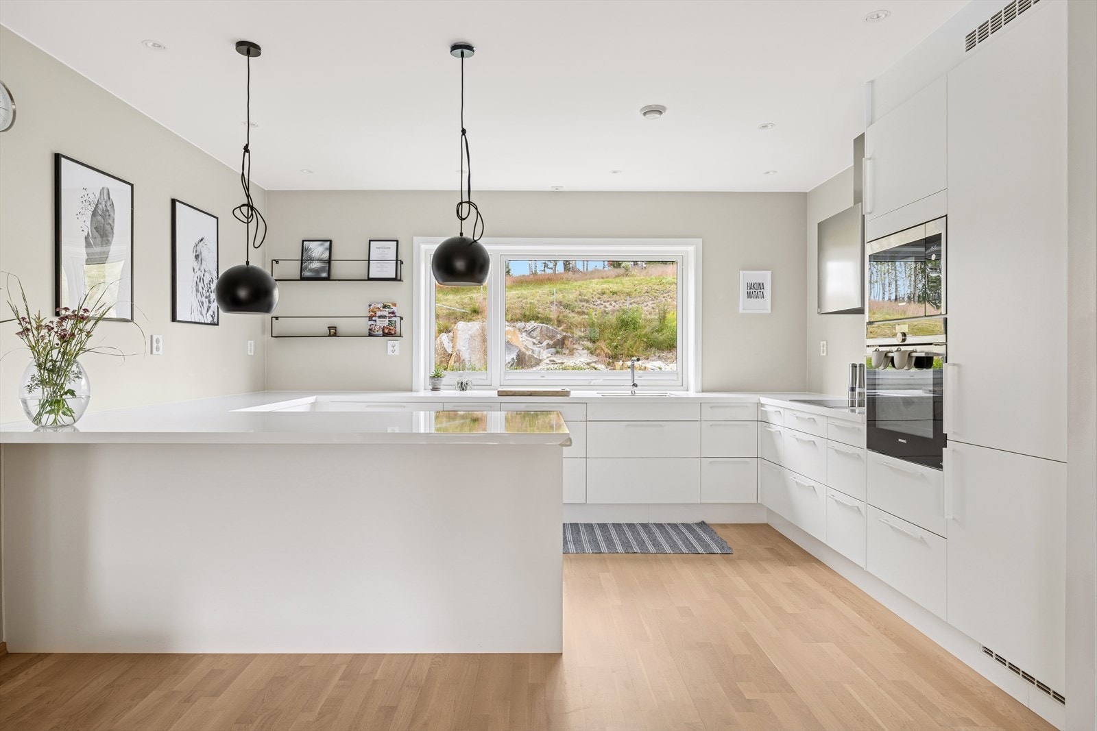 Kjøkkenet er innredet i en praktisk form og har godt med skap- og benkeplass. Galleribilde