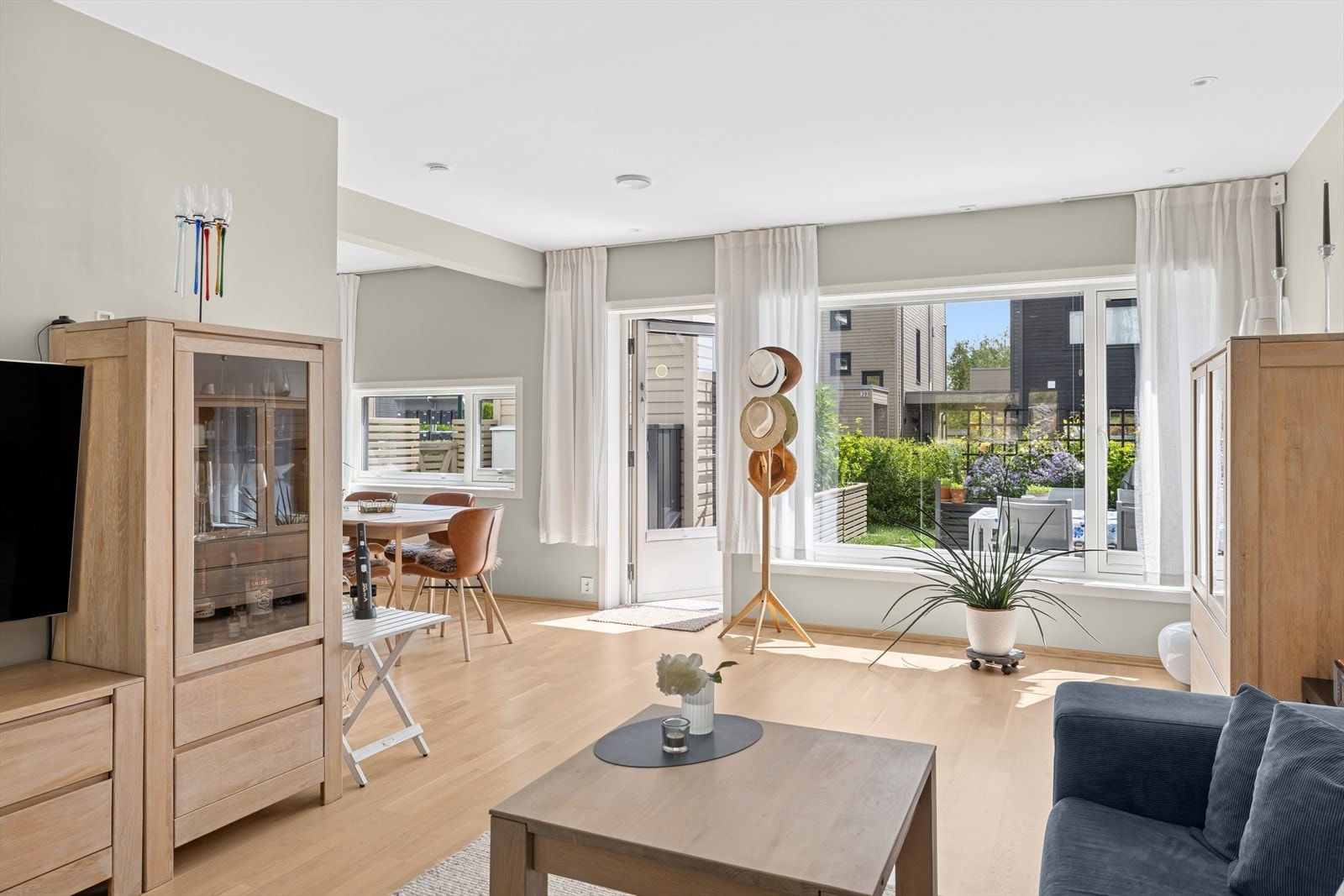 Her er flere store vindusflater som slipper inn mye naturlig lys og skaper en god atmosfære i rommet. Galleribilde