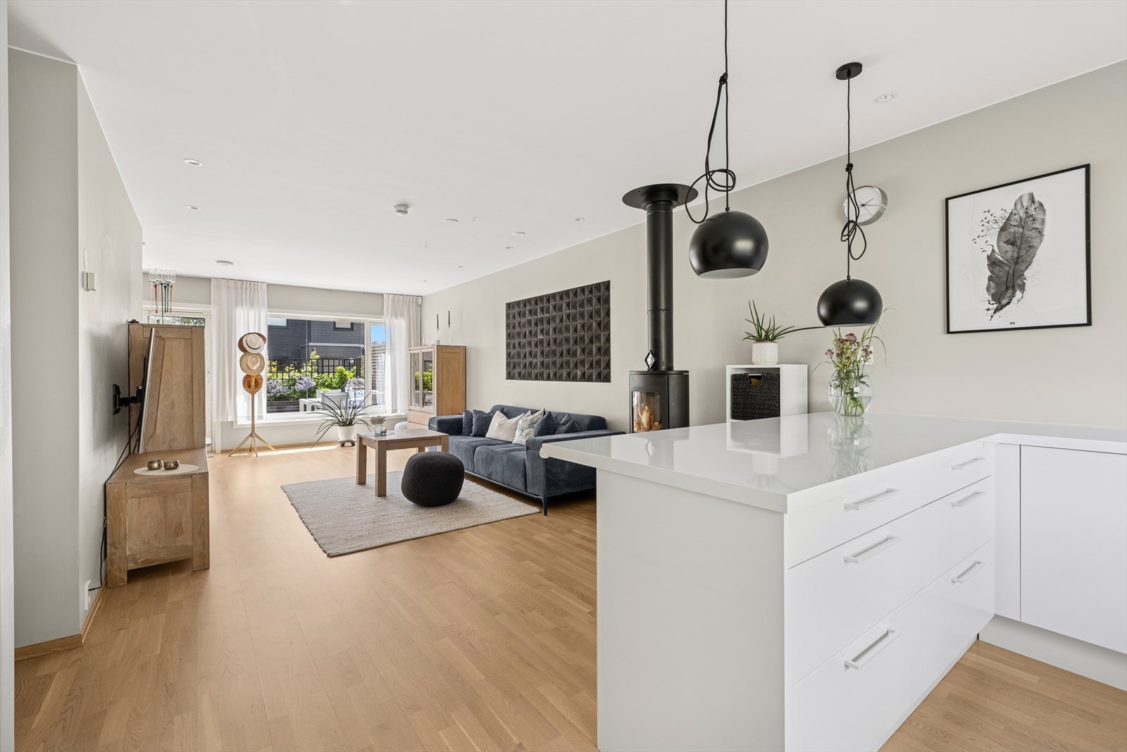 Det er åpen stue og kjøkkenløsning som gjør rommet mer sosialt. Galleribilde