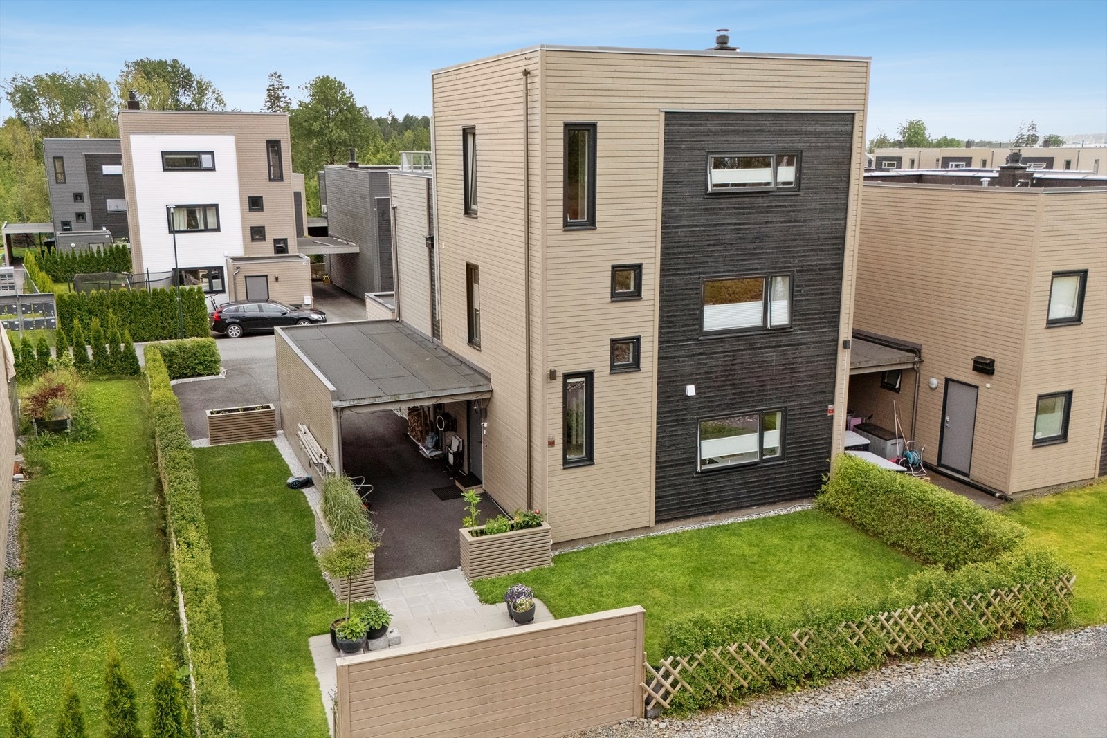 Flott familievennlig enebolig over tre plan med en god planløsning fra 2017 med god standard. Galleribilde