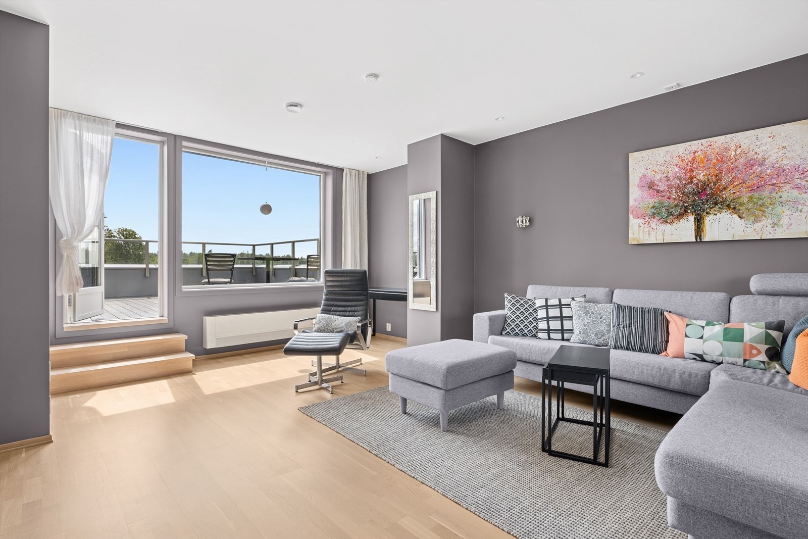 Herfra er det utgang via skyvedør til en stor, solrik takterrasse Galleribilde