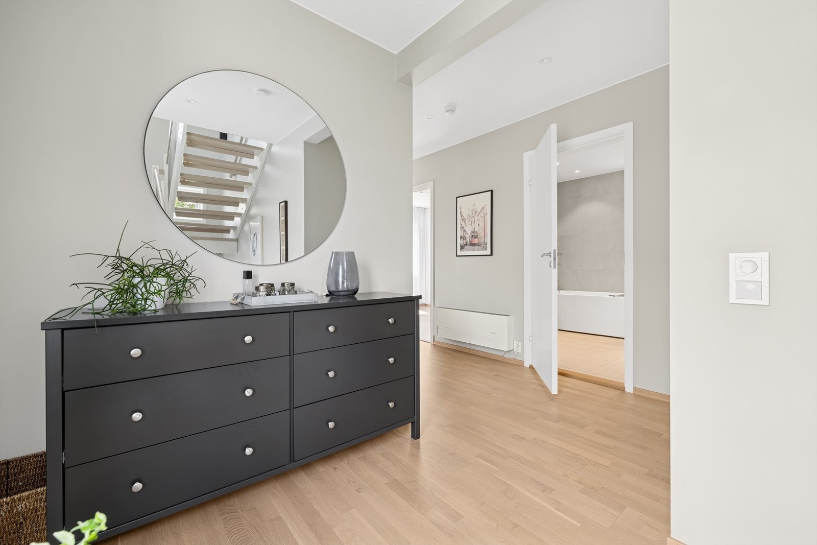 Boligen byr på moderne og fine material- og fargevalg. Galleribilde