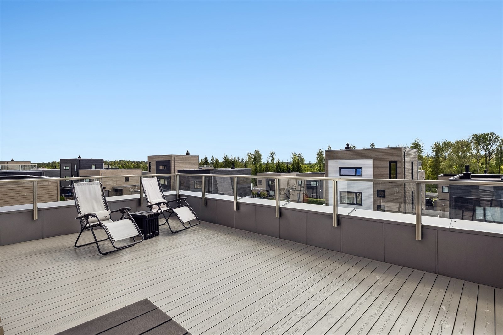 Takterrassen er stor med god plass til å innrede i flere soner. Galleribilde